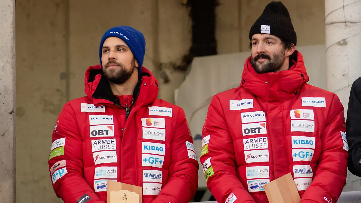 Michael Vogt, Sandro Michel Schweiz bei der Siegerehrung, AUT, IBSF BMW Bob Weltcup Innsbruck, Zweierbob Rennen Herren, 16.12.2023 AUT, IBSF BMW Bob Weltcup Innsbruck, Zweierbob Rennen Herren, 16.12.2023 Innsbruck Igls *** Michael Vogt, Sandro Michel Switzerland at the award ceremony, AUT, IBSF BMW Bobsleigh World Cup Innsbruck, two-man bobsleigh race men, 16 12 2023 AUT, IBSF BMW Bobsleigh World Cup Innsbruck, two-man bobsleigh race men, 16 12 2023 Innsbruck Igls Copyright: xEibner-Pressefoto/Memmlerx EP_MMR