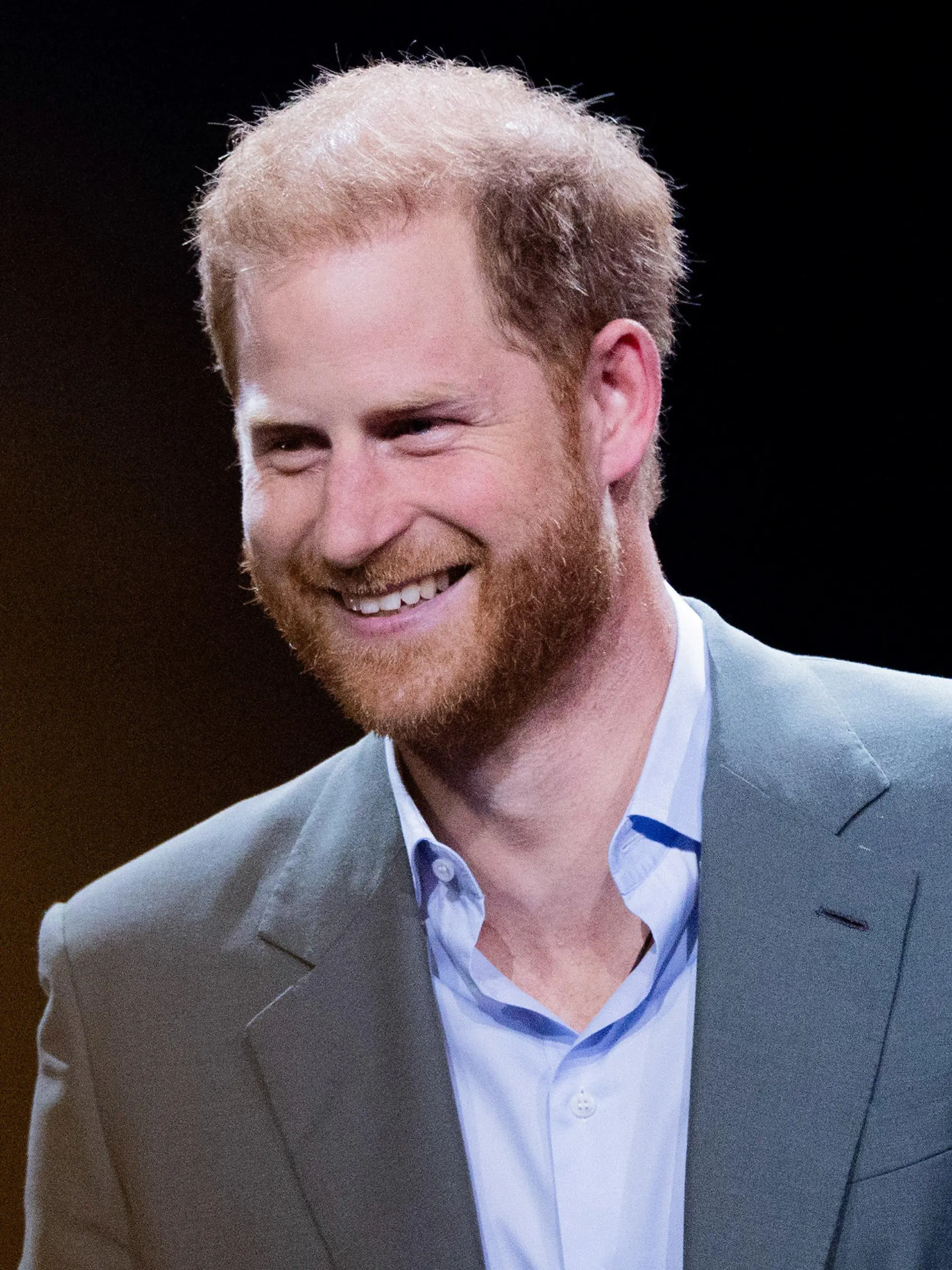 ARCHIV - 09.09.2023, Nordrhein-Westfalen, Düsseldorf: Prinz Harry, Herzog von Sussex, lächelt bei der Eröffnung der 6. Invictus Games in der Merkur Spiel-Arena.(zu dpa: "Prinz Harry für Verdienste um Luftfahrt geehrt") Foto: Rolf Vennenbernd/dpa +++ dpa-Bildfunk +++