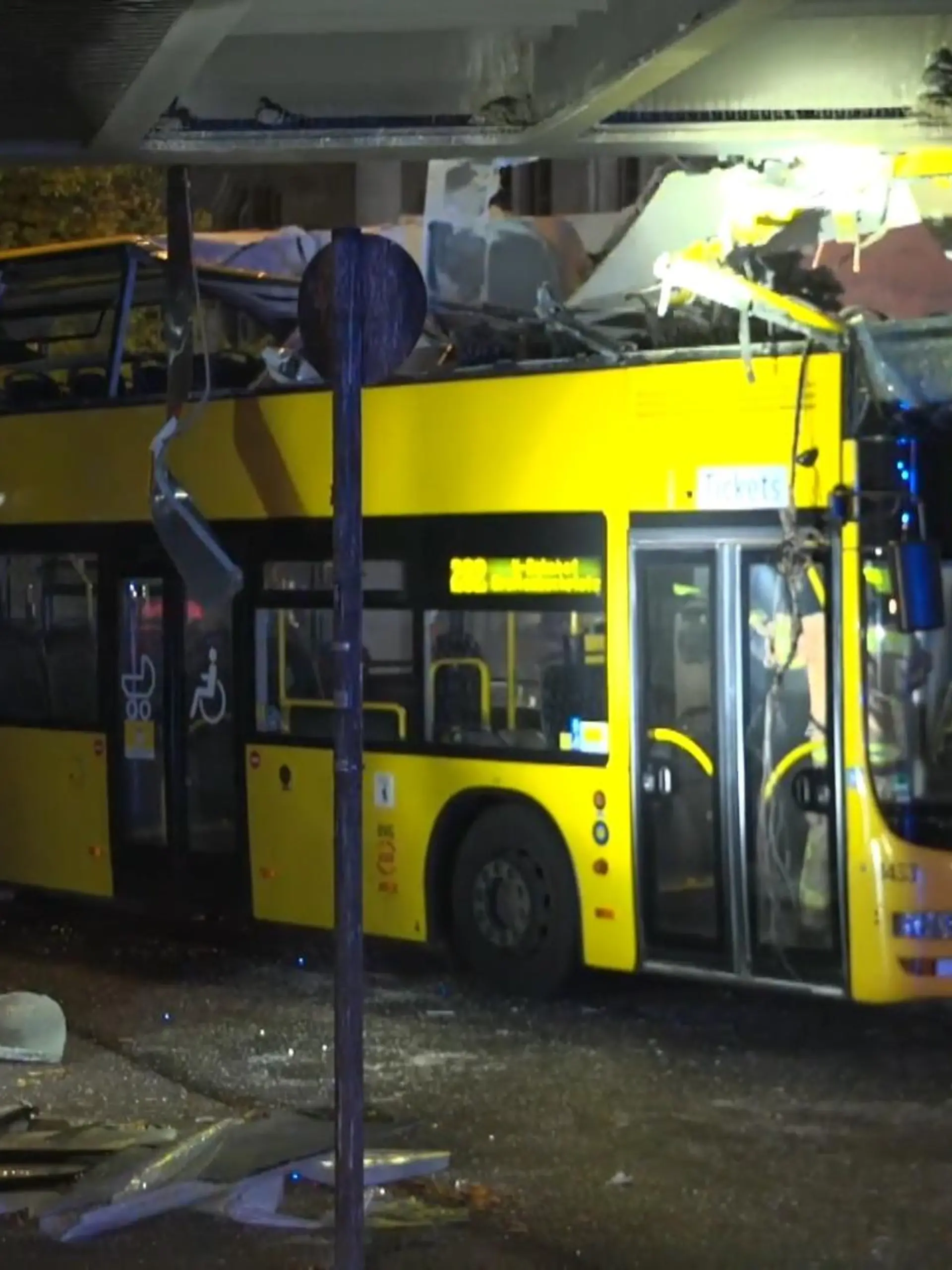 Der Fahrer dieses Doppeldeckerbusses hat am Donnerstagabend in Berlin offenbar die Höhe seines Fahrzeugs komplett unterschätzt. Deshalb war unter einer Brücke plötzlich ganz unsanft Schluss mit der Fahrt. Mehrere Insassen wurden verletzt. Die Bilder zeigen wir im Video.
