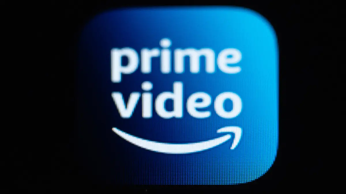 ARCHIV - 07.03.2022, Baden-Württemberg, Rottweil: Die Amazon Prime Video-Anwendung ist auf dem Display eines iPhone SE zu sehen. Der Verbraucherzentrale Bundesverband (VZBV) will rechtlich gegen den Streamingdienst vorgehen. (zu dpa: «Verbraucherzentrale geht gegen Amazon-Streamingdienst Prime Video vor») Foto: Silas Stein/dpa +++ dpa-Bildfunk +++