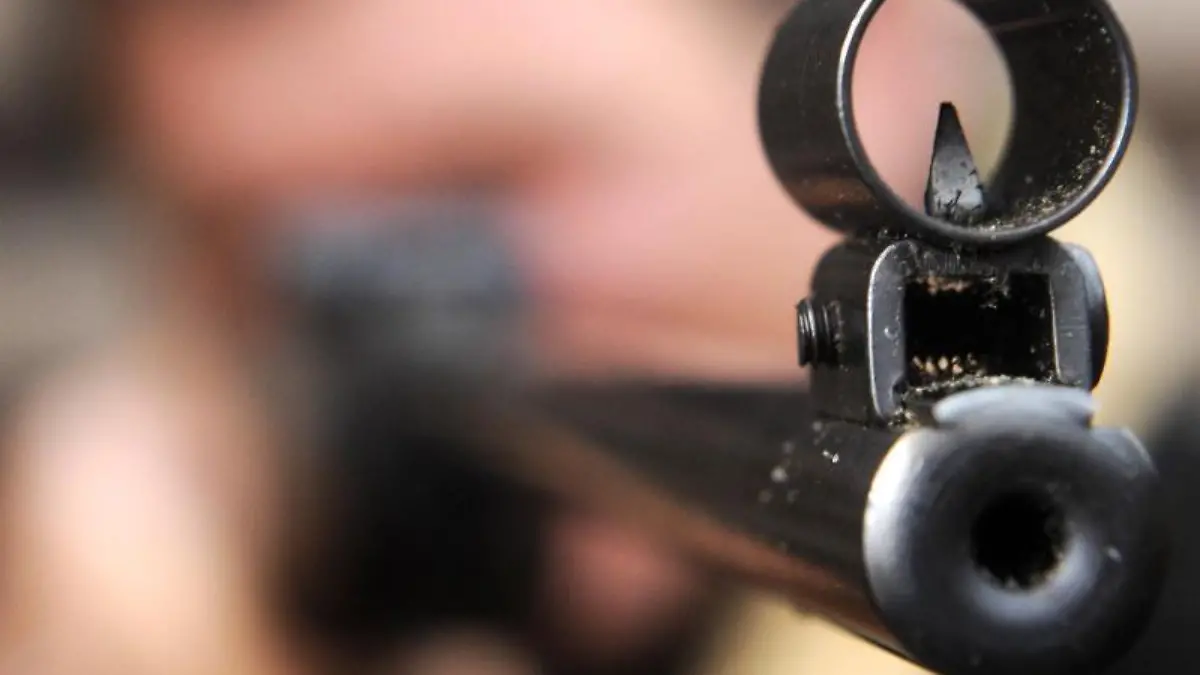 Luftgewehr in Richtung Kamera gerichtet