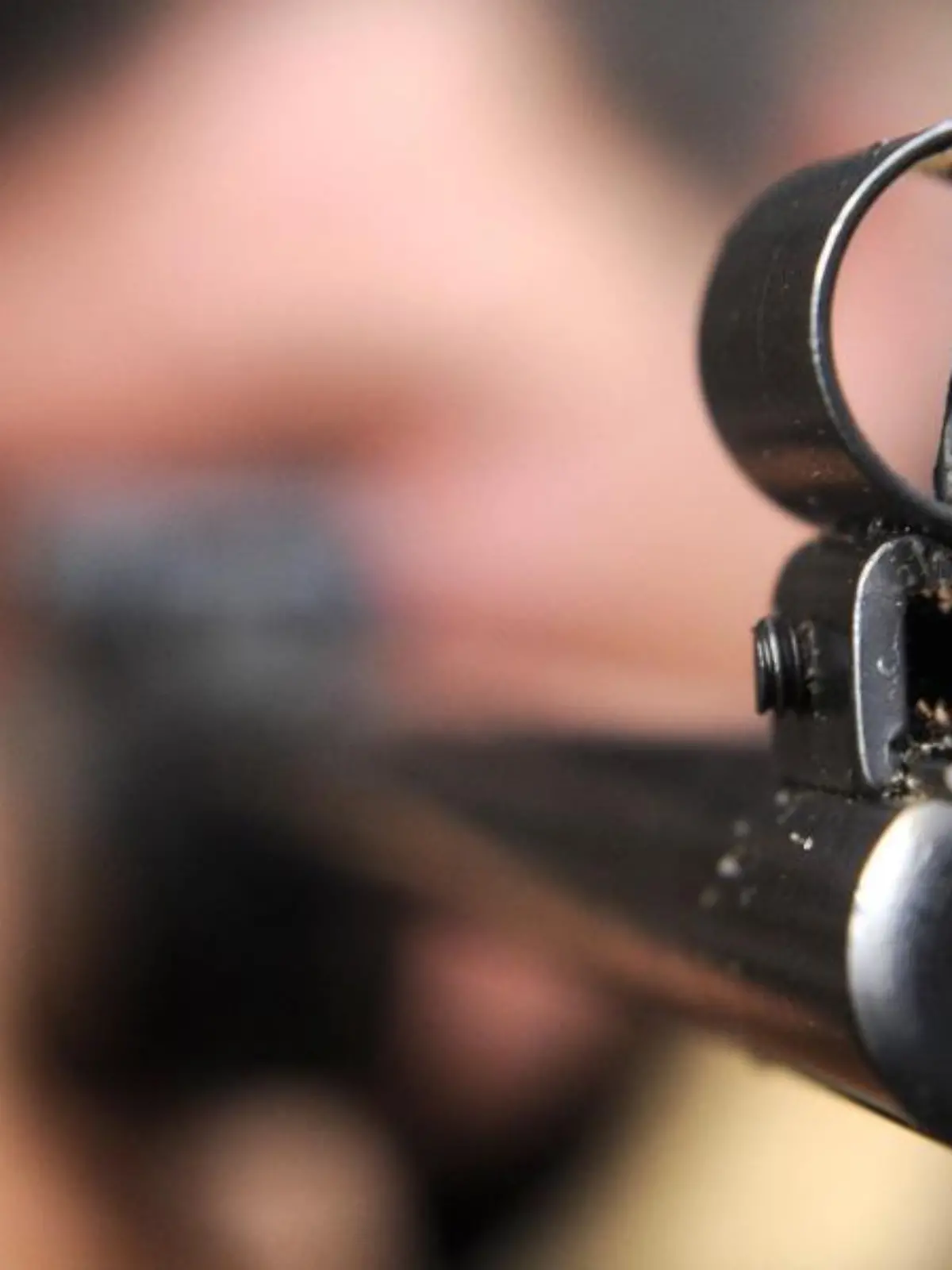 Luftgewehr in Richtung Kamera gerichtet