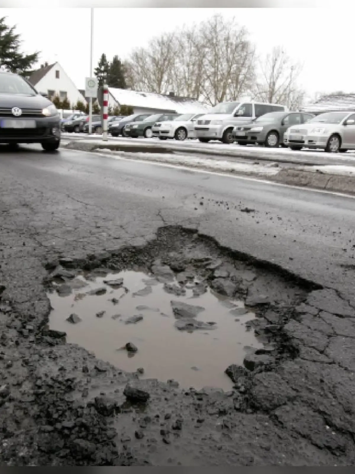 Eine Fahrt durch ein Schlagloch kann teure Reparaturen nach sich ziehen.
