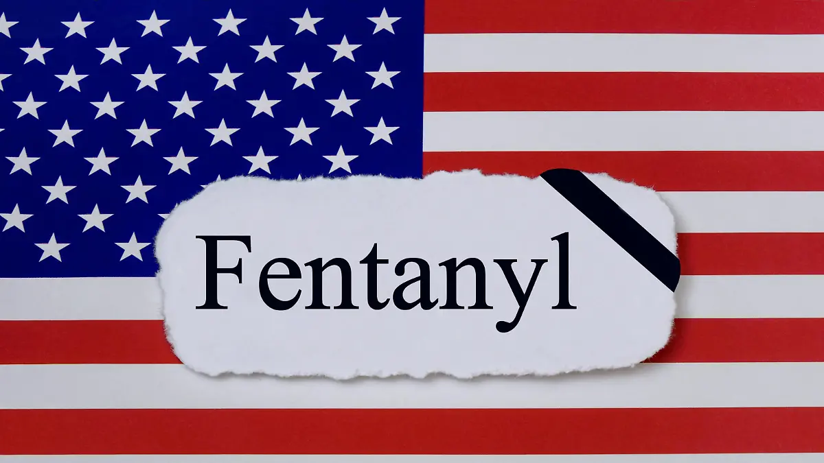 USA-Flagge und Fentanyl USA-Flagge und Fentanyl, 29.04.2023, Borkwalde, Brandenburg, Auf einer USA-Flagge liegt der Schriftzug Fentanyl. *** USA flag and fentanyl USA flag and fentanyl, 29 04 2023, Borkwalde, Brandenburg, On a USA flag is the writing Fentanyl