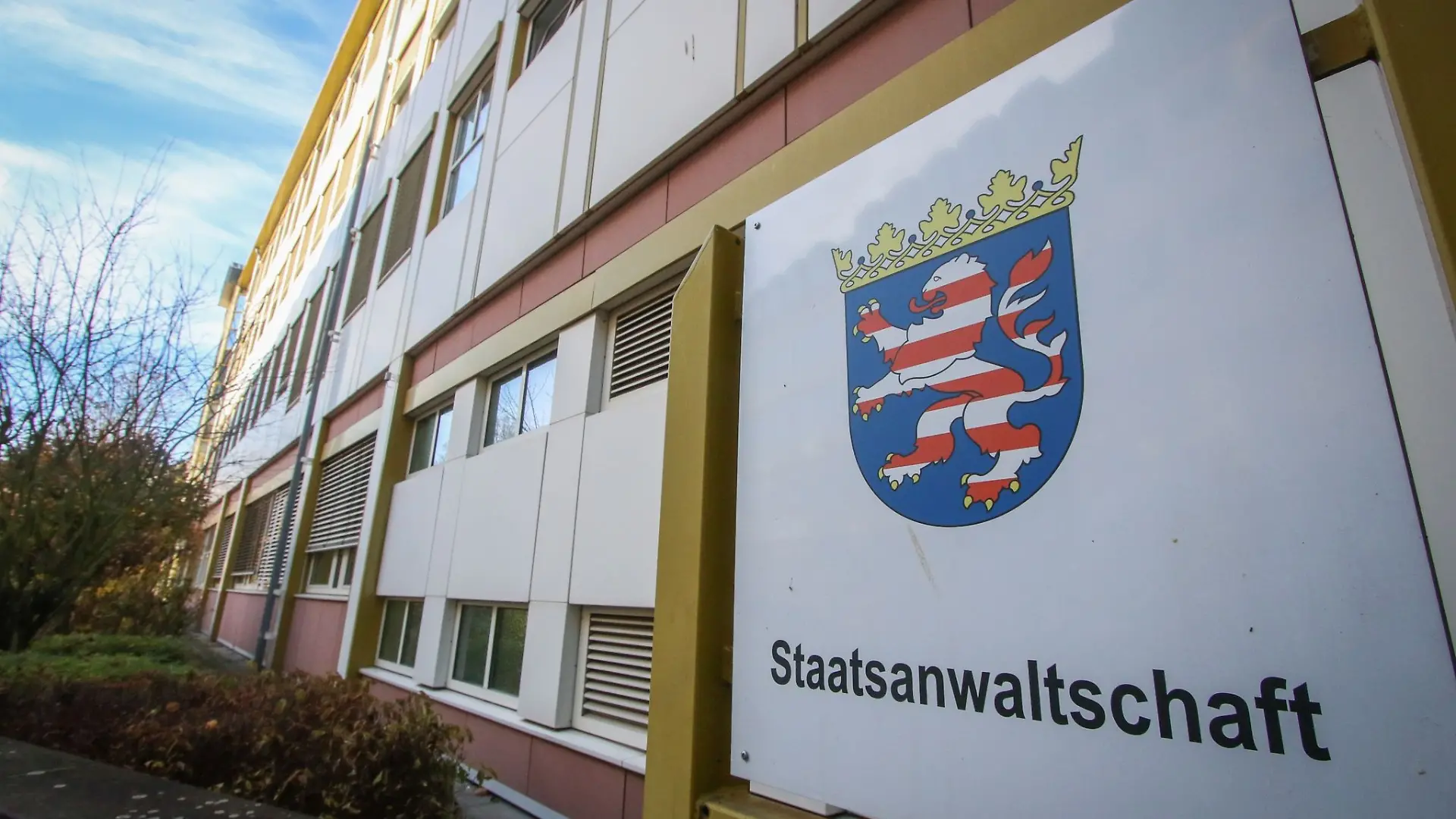 Der Schriftzug «Staatsanwaltschaft» ist vor dem Gebäude auf einem Schild zu lesen.