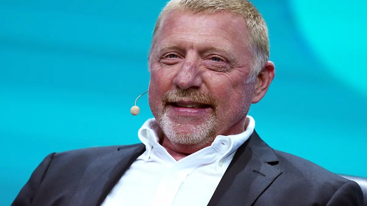 ARCHIV - 10.05.2023, Hamburg: Boris Becker, ehemaliger Tennis-Spieler, sitzt auf der Bühne der Digital-Messe OMR in den Messehallen. Becker hat seiner Tochter Anna Ermakova zum Finale der RTL-Tanzshow «Let's Dance» fest die Daumen gedrückt. (zu dpa "Boris Becker zu Anna Ermakova vor «Let's Dance»-Finale: Dein Tag") Foto: Marcus Brandt/dpa +++ dpa-Bildfunk +++