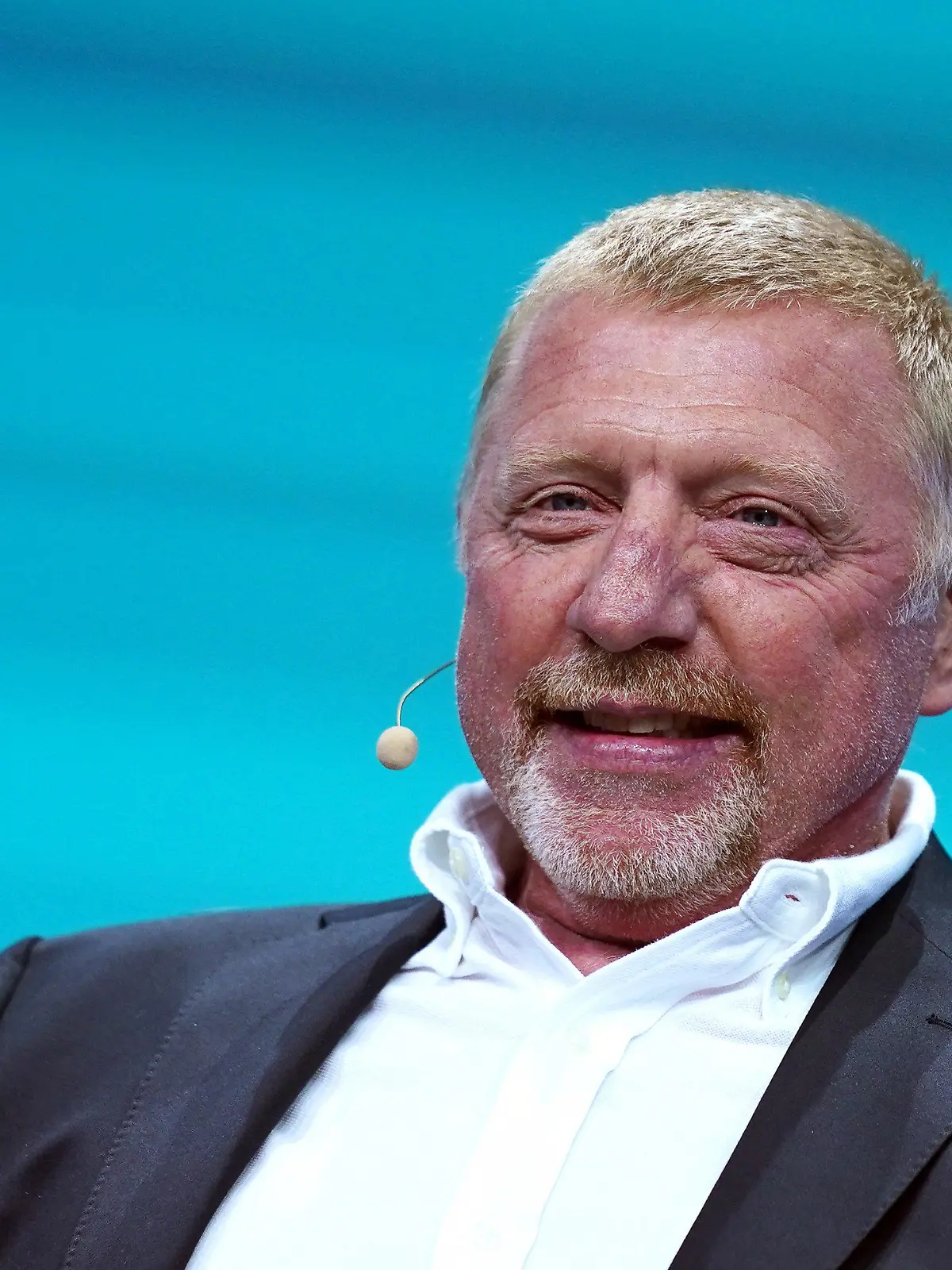ARCHIV - 10.05.2023, Hamburg: Boris Becker, ehemaliger Tennis-Spieler, sitzt auf der Bühne der Digital-Messe OMR in den Messehallen. Becker hat seiner Tochter Anna Ermakova zum Finale der RTL-Tanzshow «Let's Dance» fest die Daumen gedrückt. (zu dpa "Boris Becker zu Anna Ermakova vor «Let's Dance»-Finale: Dein Tag") Foto: Marcus Brandt/dpa +++ dpa-Bildfunk +++