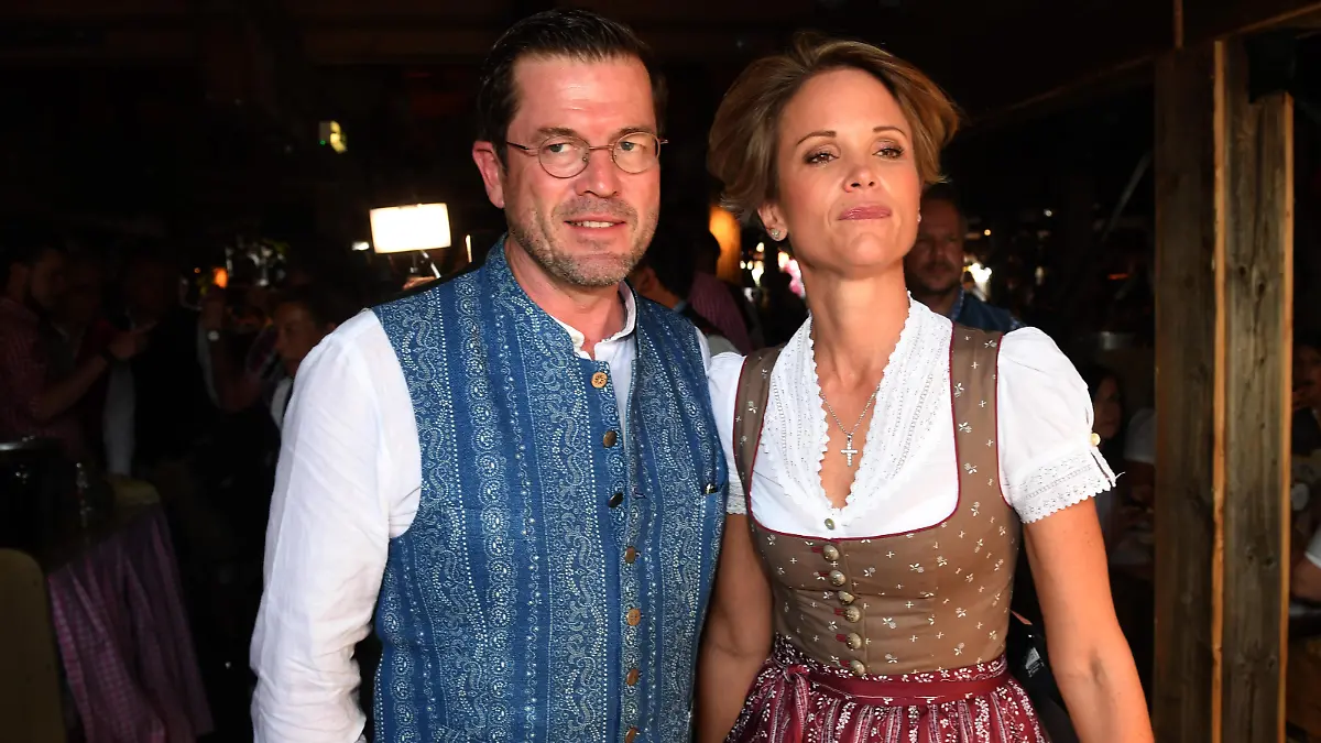 23.09.2018, Bayern, München: Der Politiker Karl-Theodor zu Guttenberg und seine Frau Stephanie zu Guttenberg sind auf dem Oktoberfest im Käferzelt zu sehen. Das größte Volksfest der Welt dauert vom 22.09. bis zum 07.10.2018. Foto: Felix Hörhager/dpa