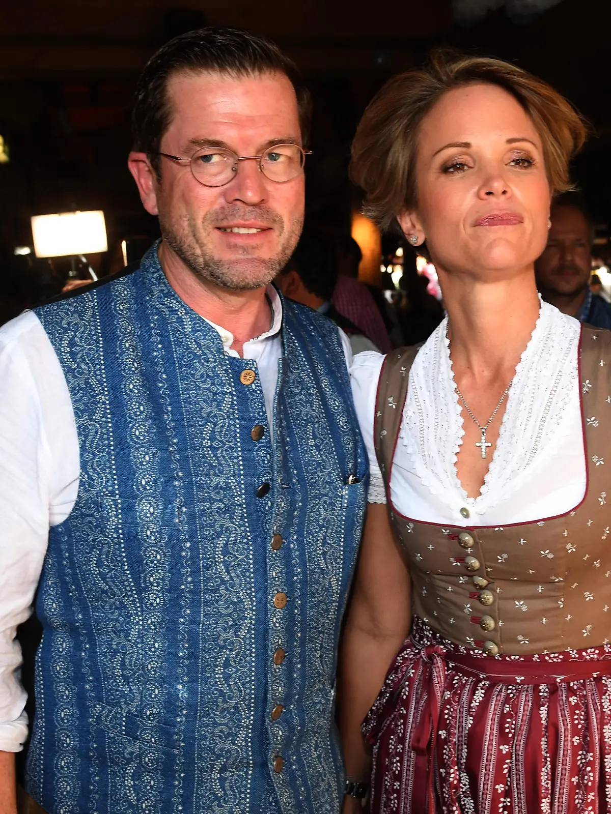 23.09.2018, Bayern, München: Der Politiker Karl-Theodor zu Guttenberg und seine Frau Stephanie zu Guttenberg sind auf dem Oktoberfest im Käferzelt zu sehen. Das größte Volksfest der Welt dauert vom 22.09. bis zum 07.10.2018. Foto: Felix Hörhager/dpa