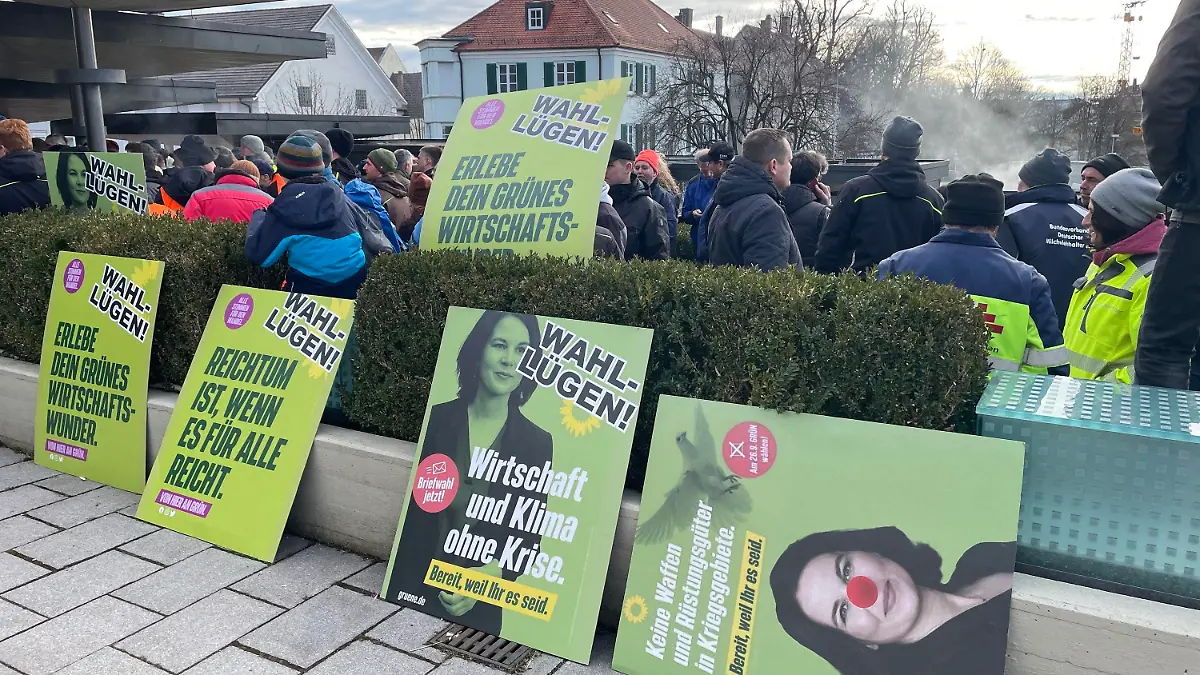 14.02.2024, Baden-Württemberg, Biberach an der Riß: Landwirte protestieren im Vorfeld des politischen Aschermittwochs der Grünen vor der Stadthalle in Biberach. Foto: David Nau/dpa +++ dpa-Bildfunk +++