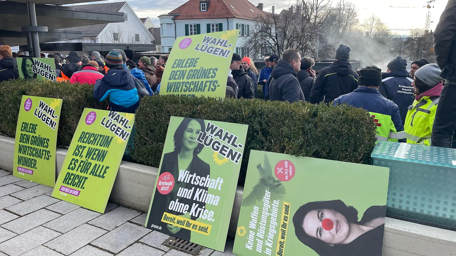 14.02.2024, Baden-Württemberg, Biberach an der Riß: Landwirte protestieren im Vorfeld des politischen Aschermittwochs der Grünen vor der Stadthalle in Biberach. Foto: David Nau/dpa +++ dpa-Bildfunk +++