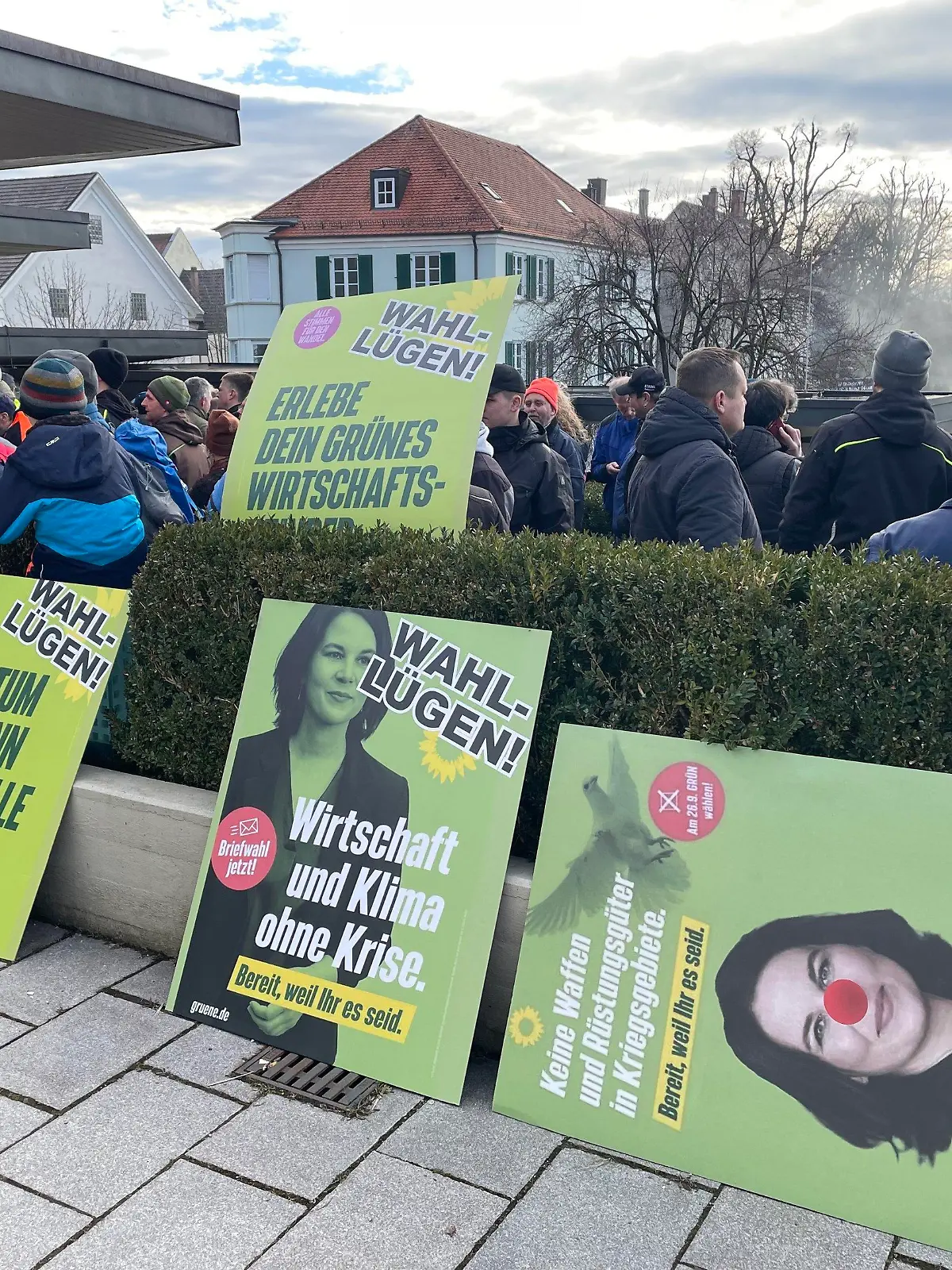 14.02.2024, Baden-Württemberg, Biberach an der Riß: Landwirte protestieren im Vorfeld des politischen Aschermittwochs der Grünen vor der Stadthalle in Biberach. Foto: David Nau/dpa +++ dpa-Bildfunk +++