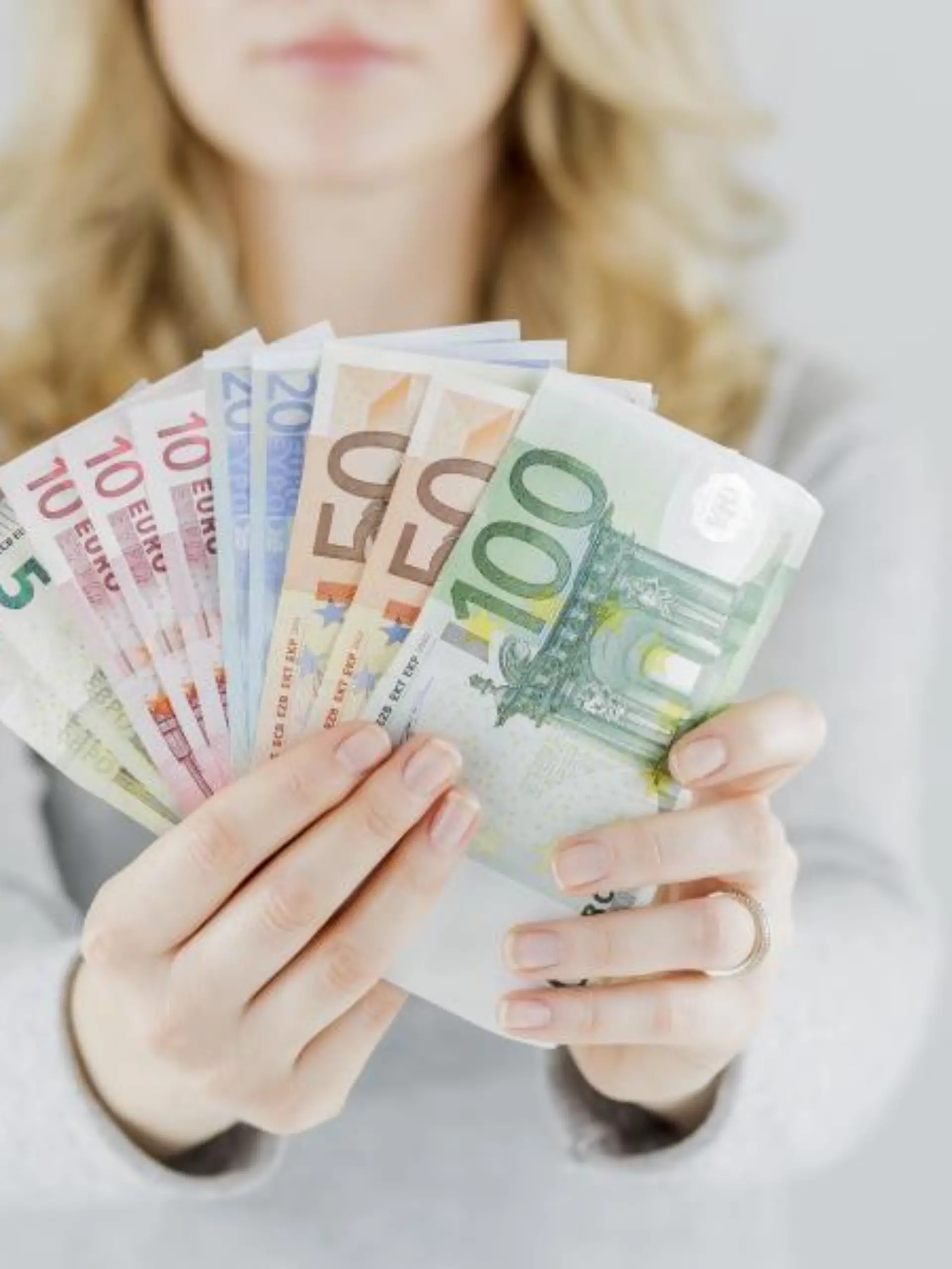 Symbolbild. Frau hält Geldscheine in der Hand.