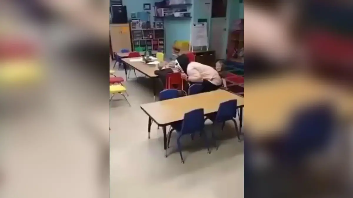 Verängstigen der Kinder mit einer Scream-Maske als Erziehungsmaßnahme.