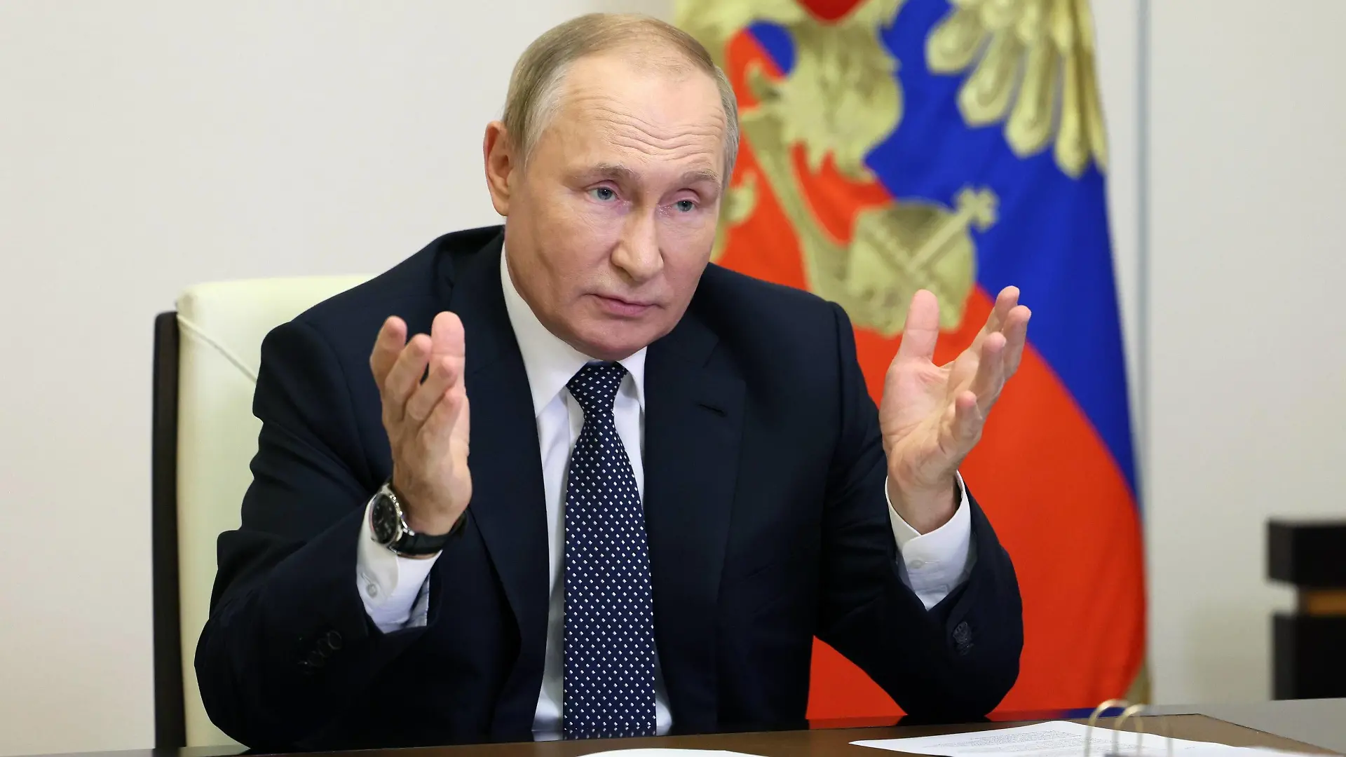 News Bilder des Tages Russland, Wladimir Putin bei Lehrer des Jahres Videokonferenz in Moskau Russia Putin Teacher s Day 8289533 05.10.2022 Russian President Vladimir Putin chairs a meeting with the laureates and finalists of the All-Russian competition Teacher of the Year on Teacher s Day, via video conference call at the Novo-Ogaryovo state residence, outside Moscow, Russia. Gavriil Grigorov / POOL Novo-Ogaryovo Moscow region Russia PUBLICATIONxINxGERxSUIxAUTxONLY Copyright: xGavriilxGrigorovx