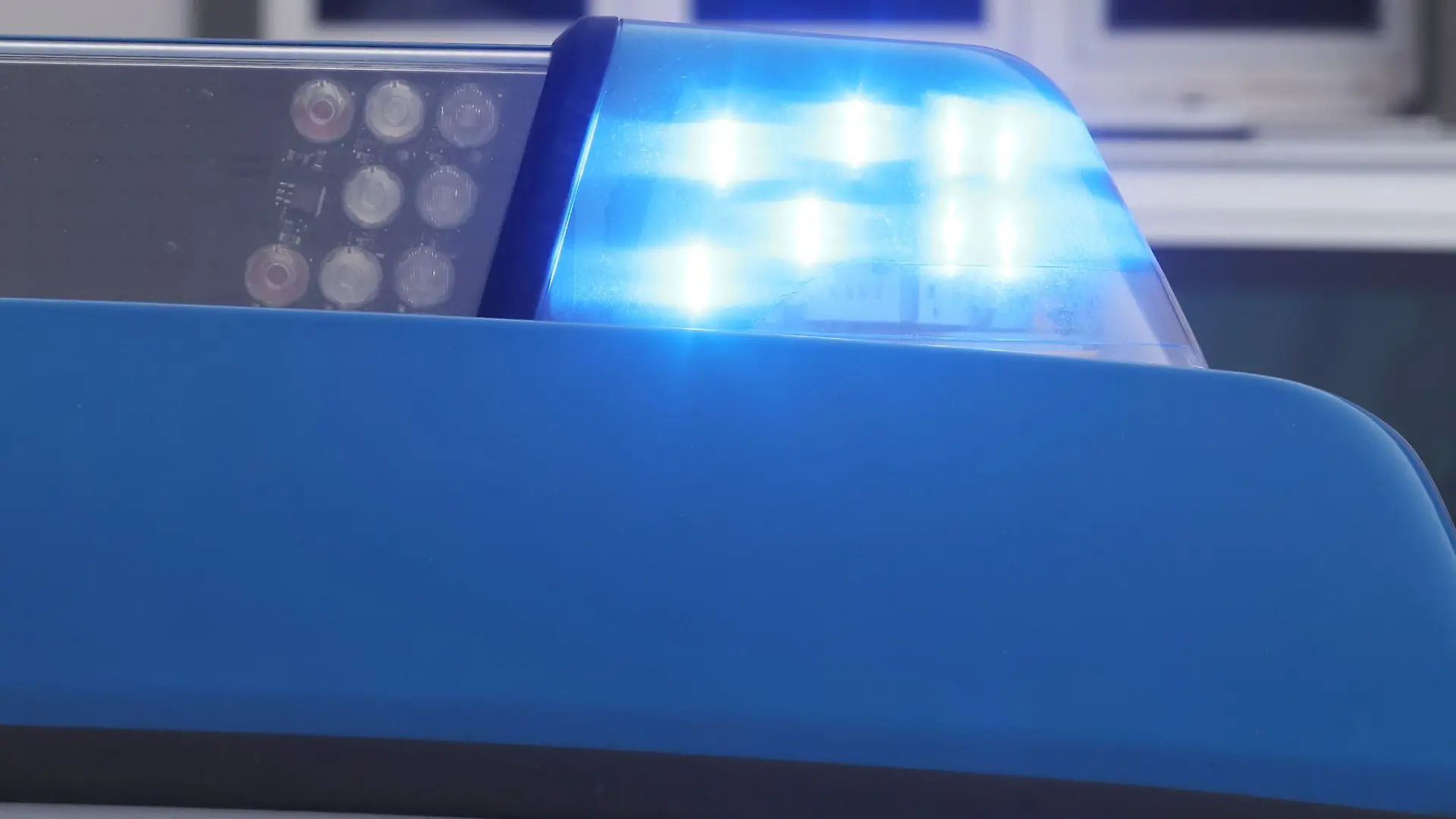 Das blinkende Blaulicht an einem Dienstauto der Polizei.