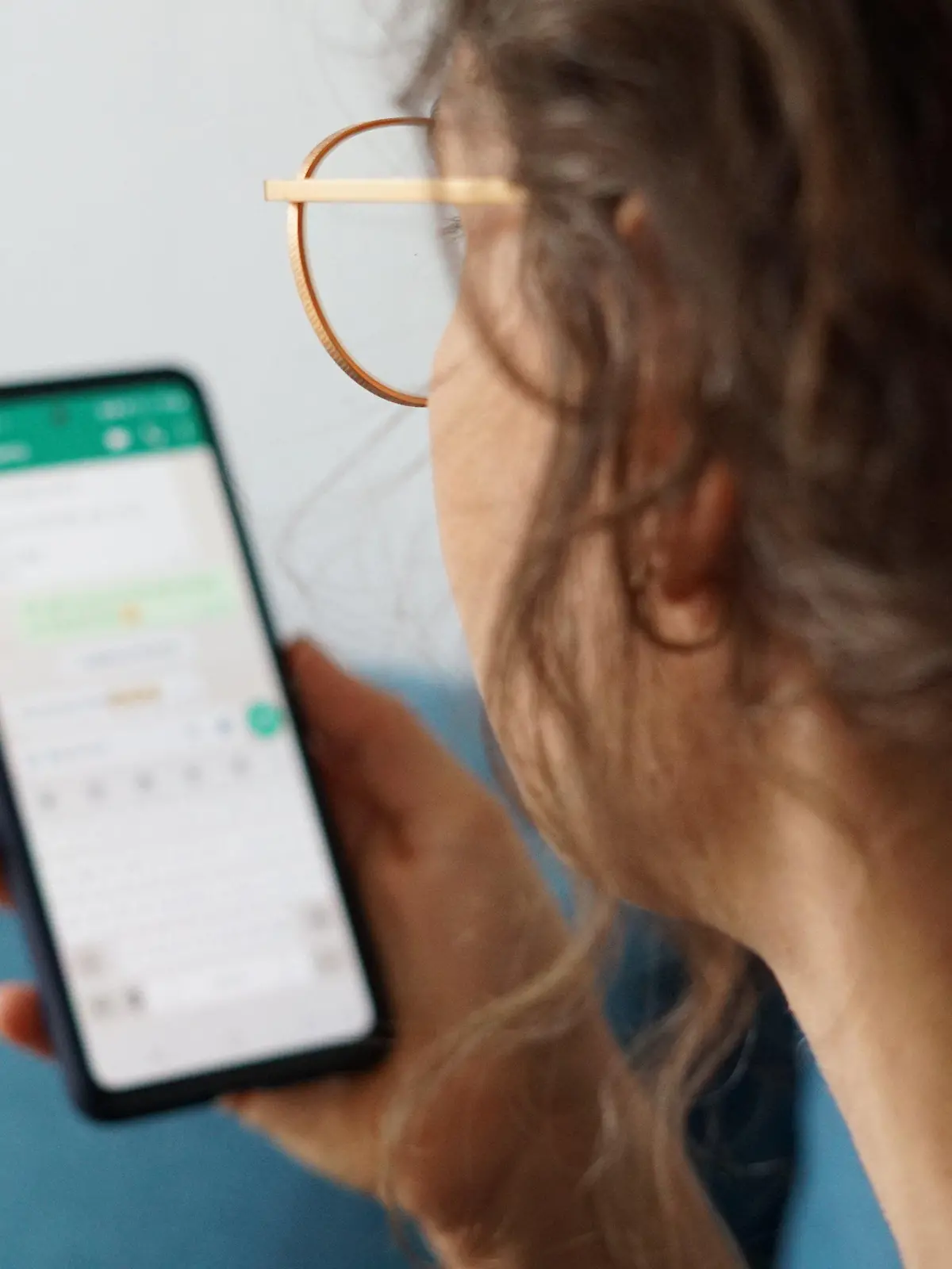 PRODUKTION - 29.09.2023, Berlin: Eine junge Frau hält ihr Smartphone in der Hand und liest eine Whatsapp-Nachricht. (zu dpa: «WhatsApp vermehrt von Unternehmen für Bewerbungen genutzt») Foto: Weronika Peneshko/dpa +++ dpa-Bildfunk +++