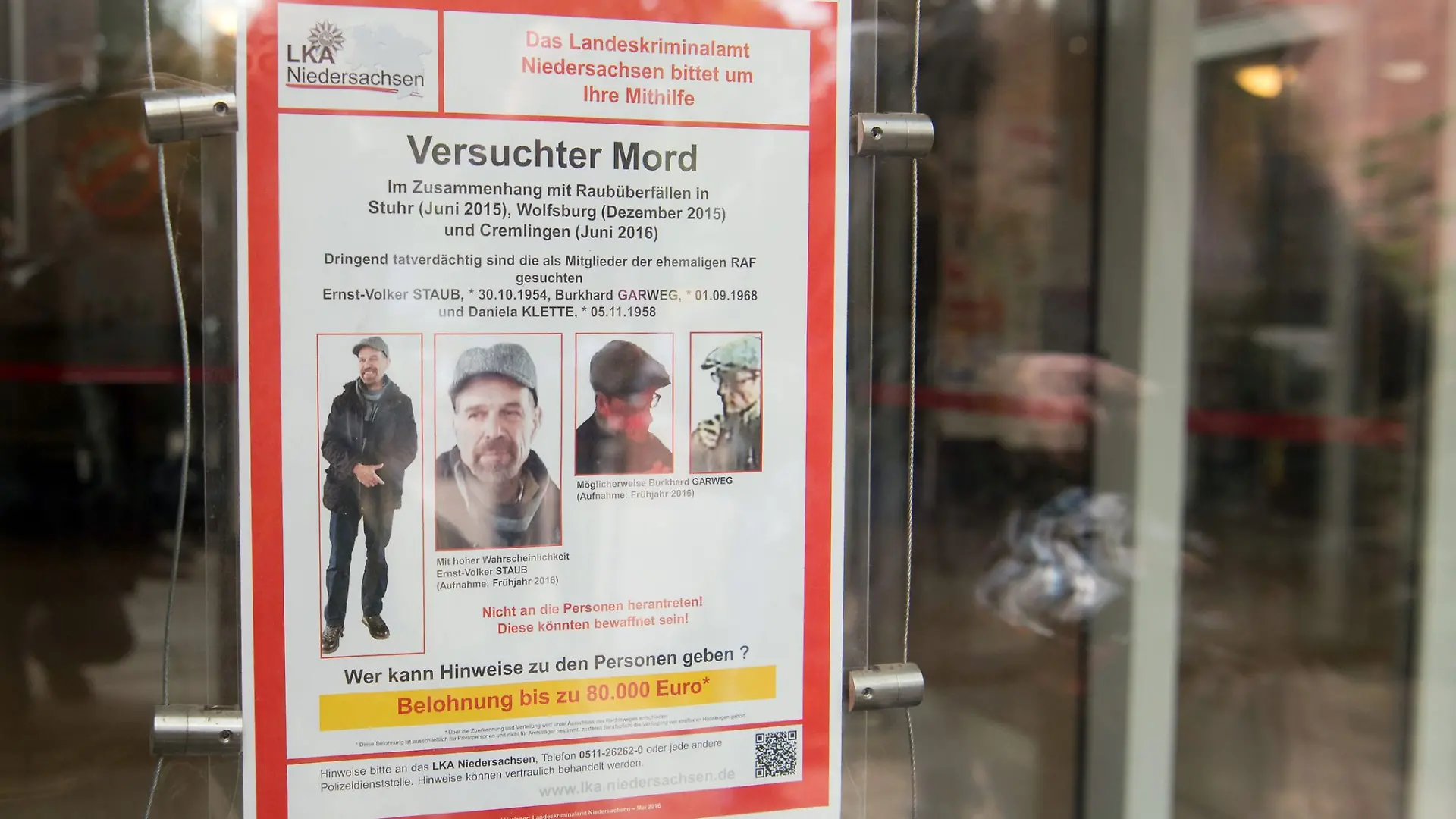 Auf einem Fahndungsplakat am Landgericht Verden sind Burkhard Garweg (r) und Ernst-Volker Staub (l) abgebildet.