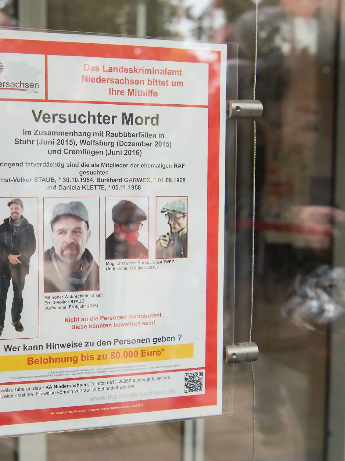 Auf einem Fahndungsplakat am Landgericht Verden sind Burkhard Garweg (r) und Ernst-Volker Staub (l) abgebildet.