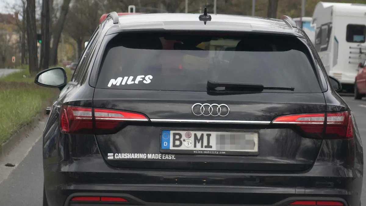 13.04.2023, Berlin, GER - Schriftzug MILFS auf einem Auto. aussen, Aussenaufnahme, Auto, Automobil, Berlin, deutsch, Deutschland, Europa, europaisch, Fruehjahr, Fruehling, Humor, Jahreszeit, KfZ, lustig, MILF, MILFS, Mother Id like to fuck, Muetter, Mutter, PKW, QF, Querformat, Rueckansicht, Schriftzug, Strasse, Strassenszene, Strassenverkehr, Verkehr, Westeuropa, Witz, witzig 230413D302BERLIN.JPG *** 13 04 2023, Berlin, GER lettering MILFS on a car exterior, exterior shot, car, automobile, Berlin, German, Germany, Europe, european, spring, springtime, humor, season, motor vehicle, funny, MILF, MILFS, Mother Id like to fuck, mother, mother, car, QF, landscape, rear view, lettering, street, street scene, street traffic, traffic, Western E