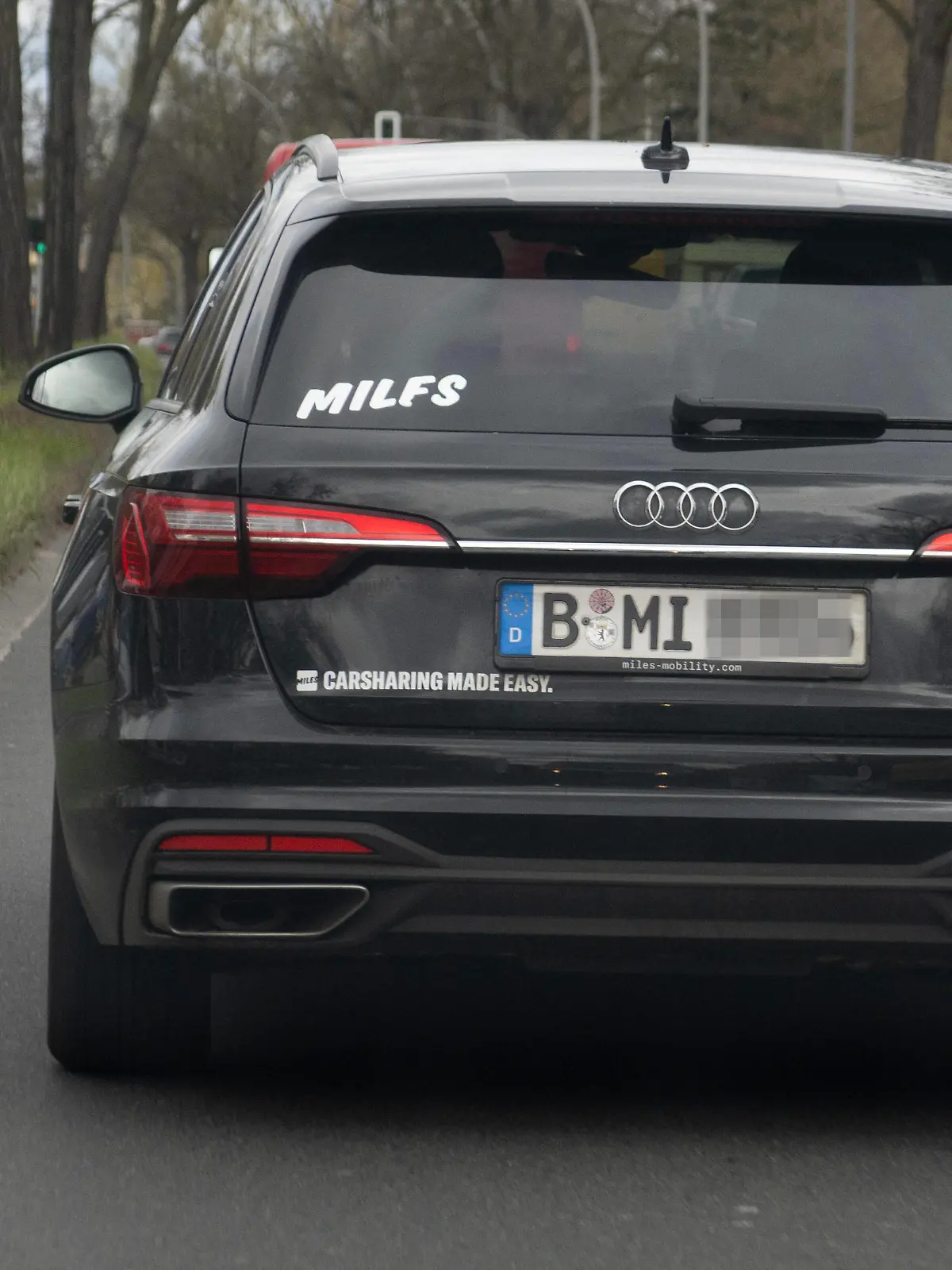 13.04.2023, Berlin, GER - Schriftzug MILFS auf einem Auto. aussen, Aussenaufnahme, Auto, Automobil, Berlin, deutsch, Deutschland, Europa, europaisch, Fruehjahr, Fruehling, Humor, Jahreszeit, KfZ, lustig, MILF, MILFS, Mother Id like to fuck, Muetter, Mutter, PKW, QF, Querformat, Rueckansicht, Schriftzug, Strasse, Strassenszene, Strassenverkehr, Verkehr, Westeuropa, Witz, witzig 230413D302BERLIN.JPG *** 13 04 2023, Berlin, GER lettering MILFS on a car exterior, exterior shot, car, automobile, Berlin, German, Germany, Europe, european, spring, springtime, humor, season, motor vehicle, funny, MILF, MILFS, Mother Id like to fuck, mother, mother, car, QF, landscape, rear view, lettering, street, street scene, street traffic, traffic, Western E