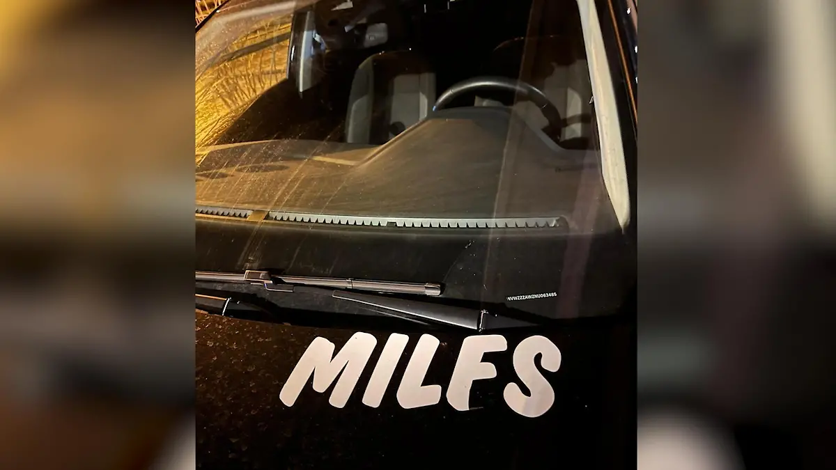 Eine Motorhaube mit dem Schriftzug Milfs.