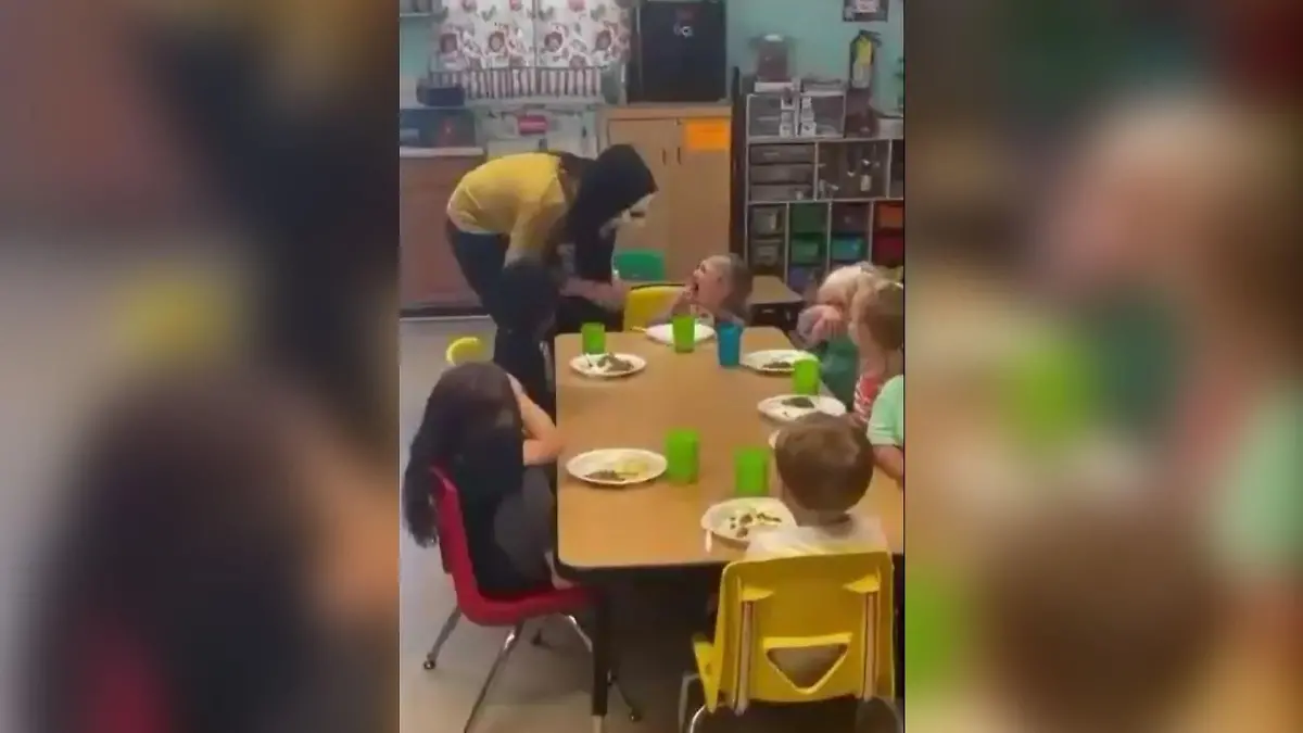 Kita-Kinder mit Scream-Maske erschreckt.