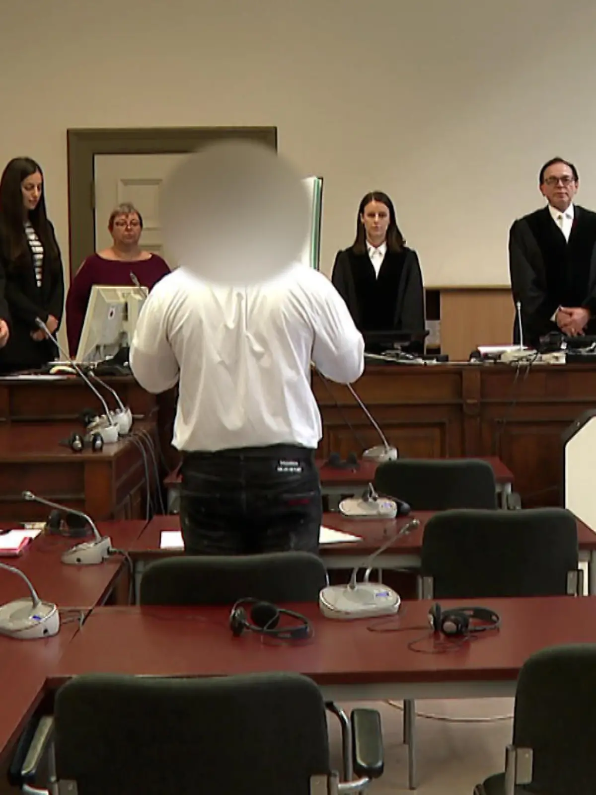 Vermutlich aus Wut über die Trennung soll ein 31-Jähriger zu grausamen Methoden gegriffen haben, um seine Ex-Freundin zu quälen.