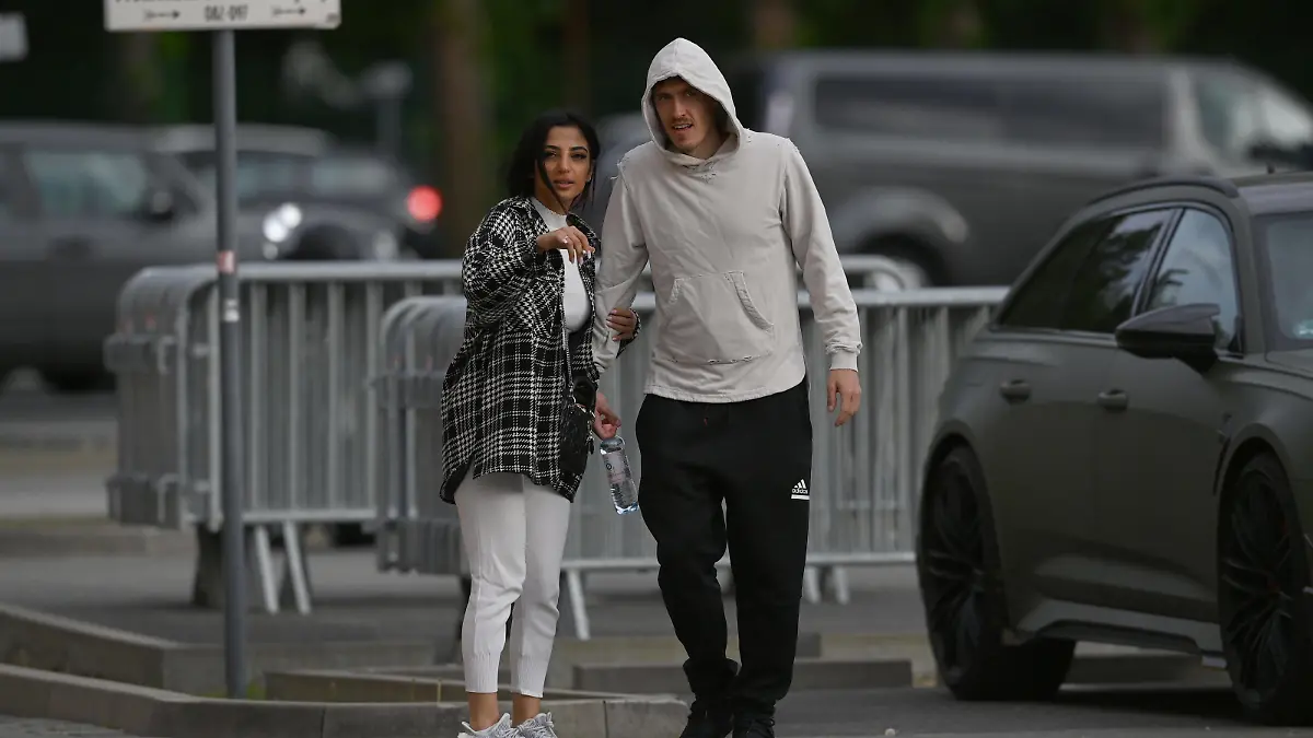  Fussball, Herren, Saison 2020/21, 1. Bundesliga 34. Spieltag, 1. FC Union Berlin - RB Leipzig 2:1, Max Kruse 1. FC Union und Freundin Dilara nach der Feier mit den Fans, 22.05. 2021, *** Football, men, 2020 21 season, 1 Bundesliga 34 matchday , 1 FC Union Berlin RB Leipzig 2 1 , Max Kruse 1 FC Union and girlfriend Dilara after celebrating with fans, 22 05 2021, Copyright: xMatthiasxKochx