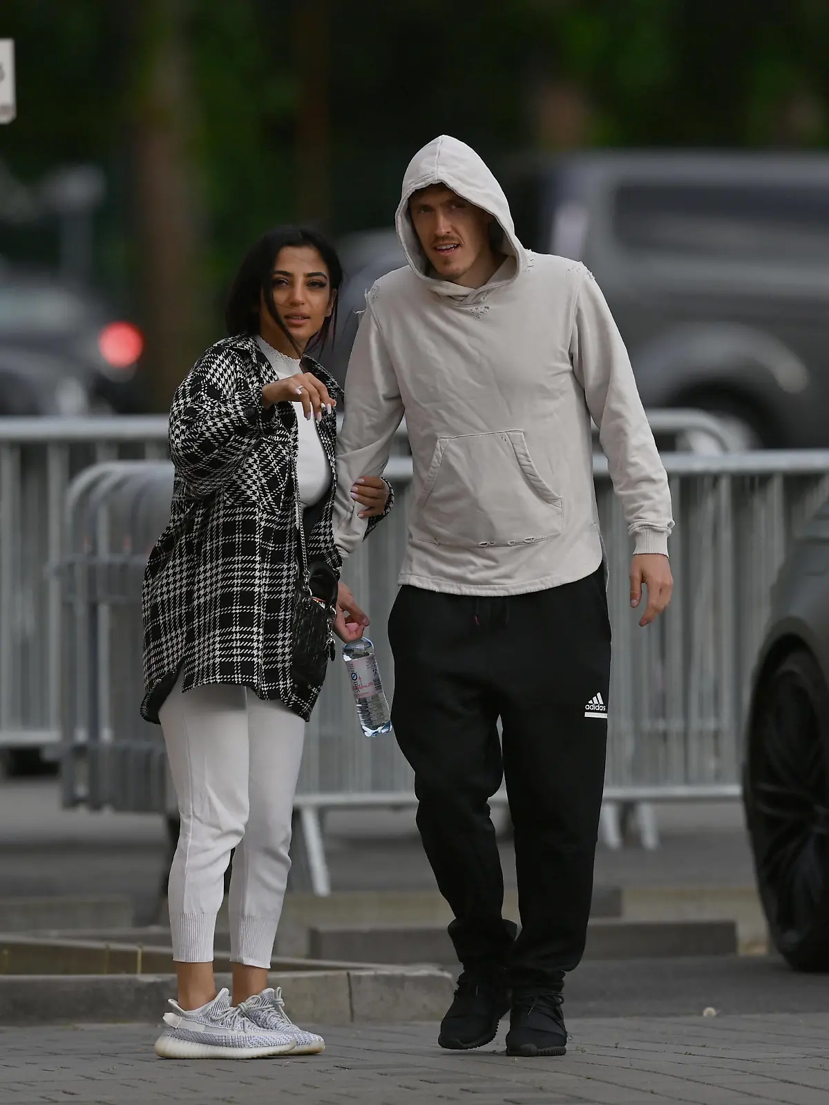  Fussball, Herren, Saison 2020/21, 1. Bundesliga 34. Spieltag, 1. FC Union Berlin - RB Leipzig 2:1, Max Kruse 1. FC Union und Freundin Dilara nach der Feier mit den Fans, 22.05. 2021, *** Football, men, 2020 21 season, 1 Bundesliga 34 matchday , 1 FC Union Berlin RB Leipzig 2 1 , Max Kruse 1 FC Union and girlfriend Dilara after celebrating with fans, 22 05 2021, Copyright: xMatthiasxKochx