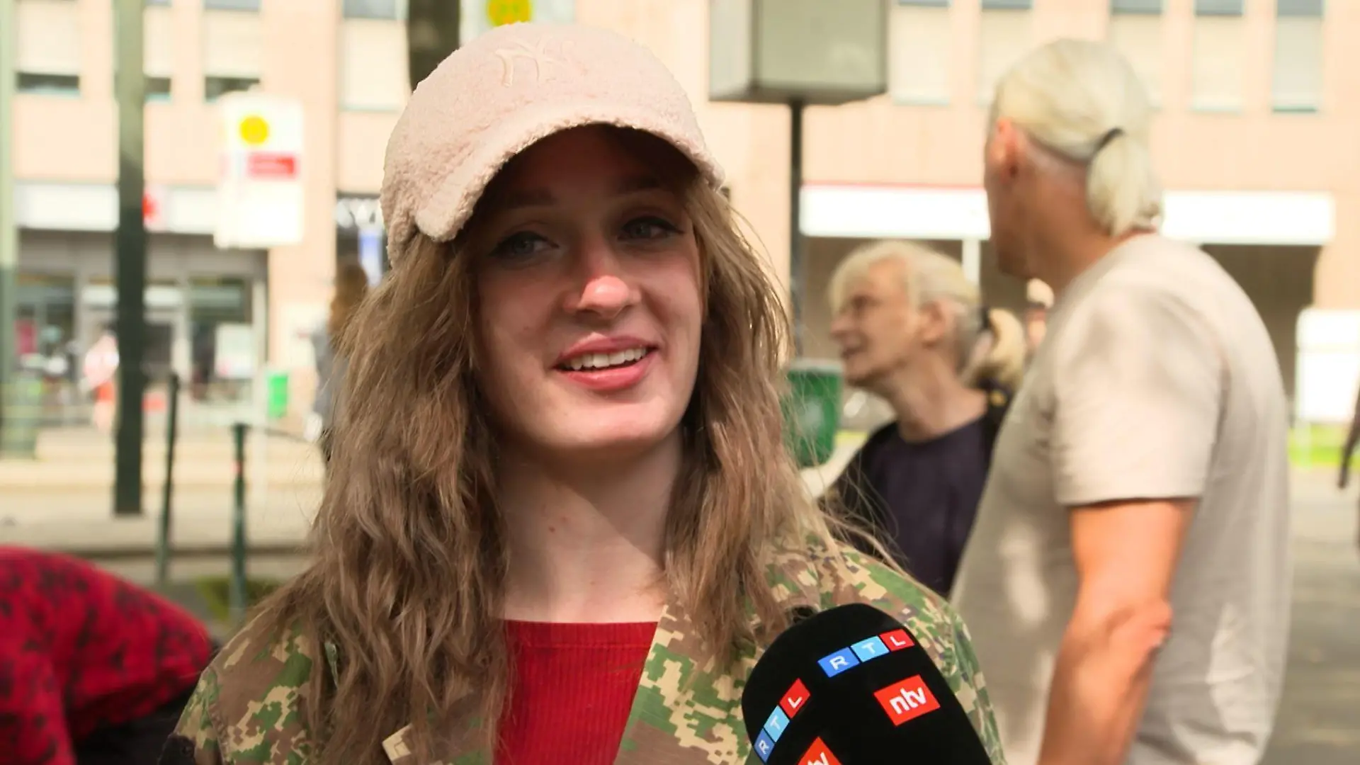 RTL-Reporter Lutz-Philipp Harbaum trifft Hulio.
