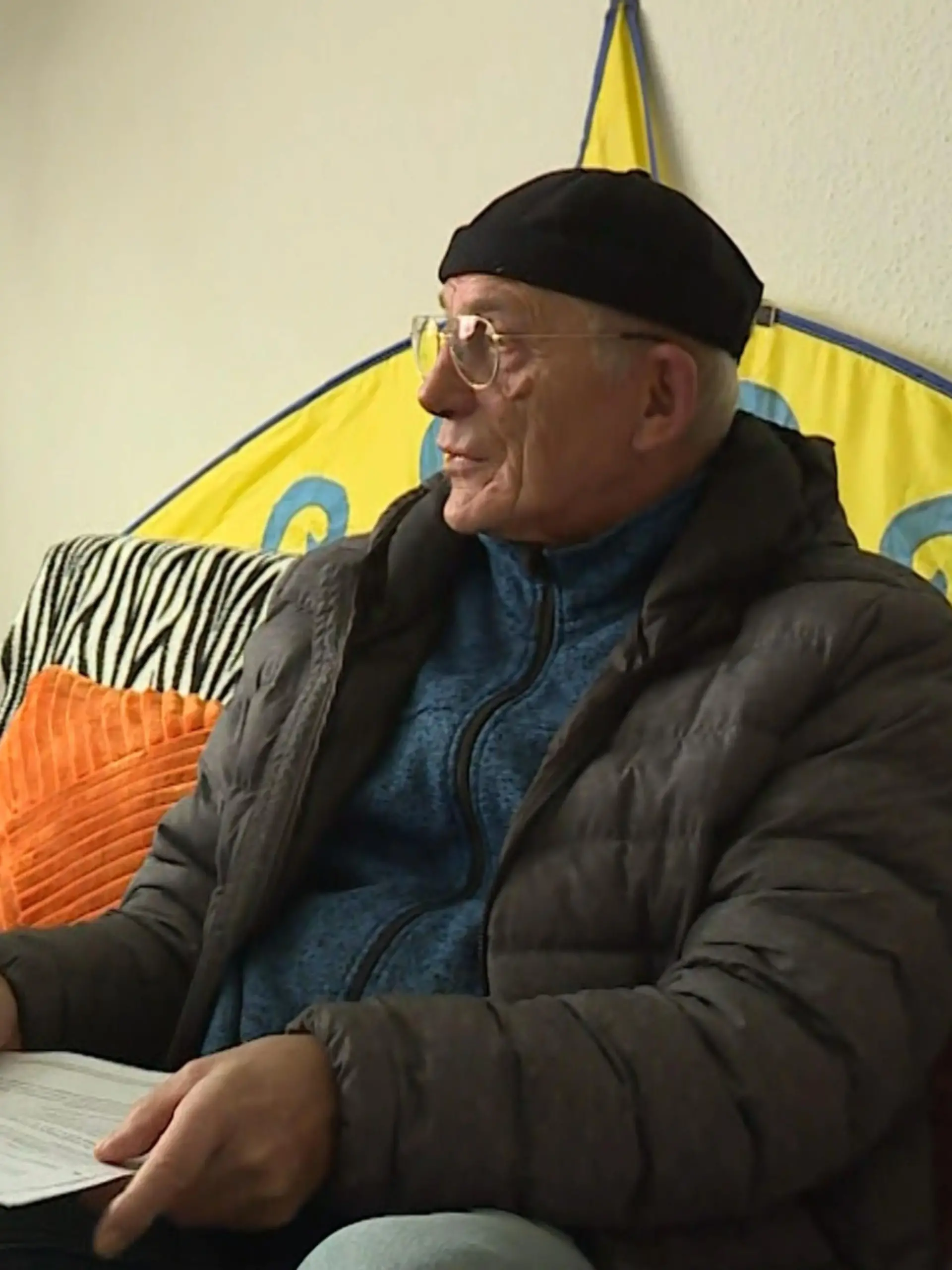 Die Mieter eines Wohnblocks in Frankfurt-Sindlingen kommen einfach nicht zur Ruhe. Wieder müssen viele ihr Zuhause verlassen, bereits im Januar mussten 15 Mieter ausziehen. Der Grund: Teile des Wohnblocks sind einsturzgefährdet! Während einige ihr Hab und Gut zusammenpacken, bleiben andere zurück – mit einem mulmigen Gefühl. Wie es für sie nun weitergeht, verraten wir im Video.