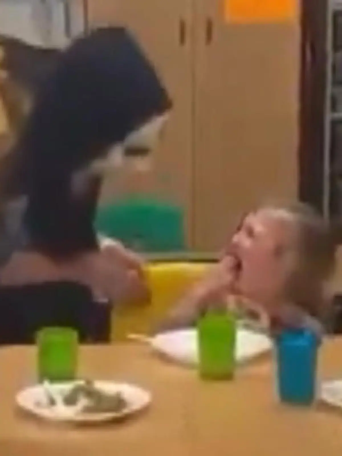 Weil sie Kinder bestrafen wollte, die nicht brav waren, griff eine Kita-Mitarbeiterin aus dem US-Bundesstaat Missisippi zu grausamen Erziehungsmethoden. Mit einer Scream-Maske verkleidet lief sie schreiend durch die Kita und erschreckte die Kinder zu Tode. Ihre Kollegin fand die Aktion sogar noch witzig.