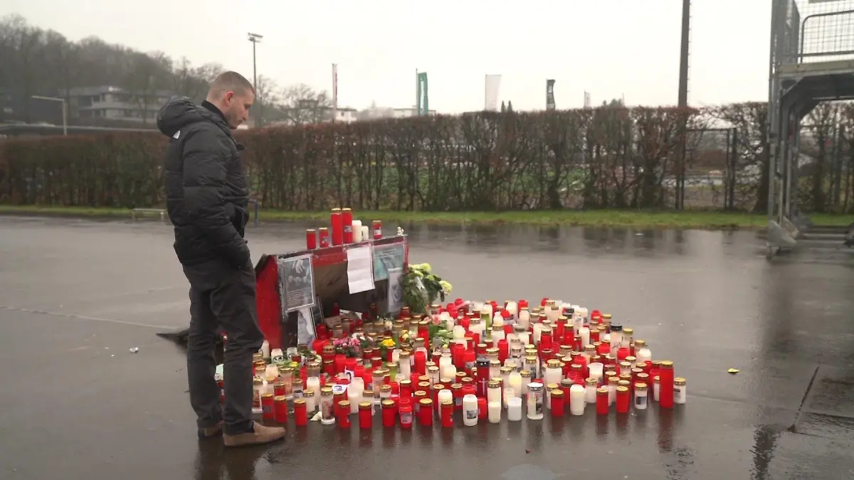 Über 500 Menschen zollen ihre Anteilnahme bei der Trauerfeier für den verstorbenen Filipp in Meinerzhagen.