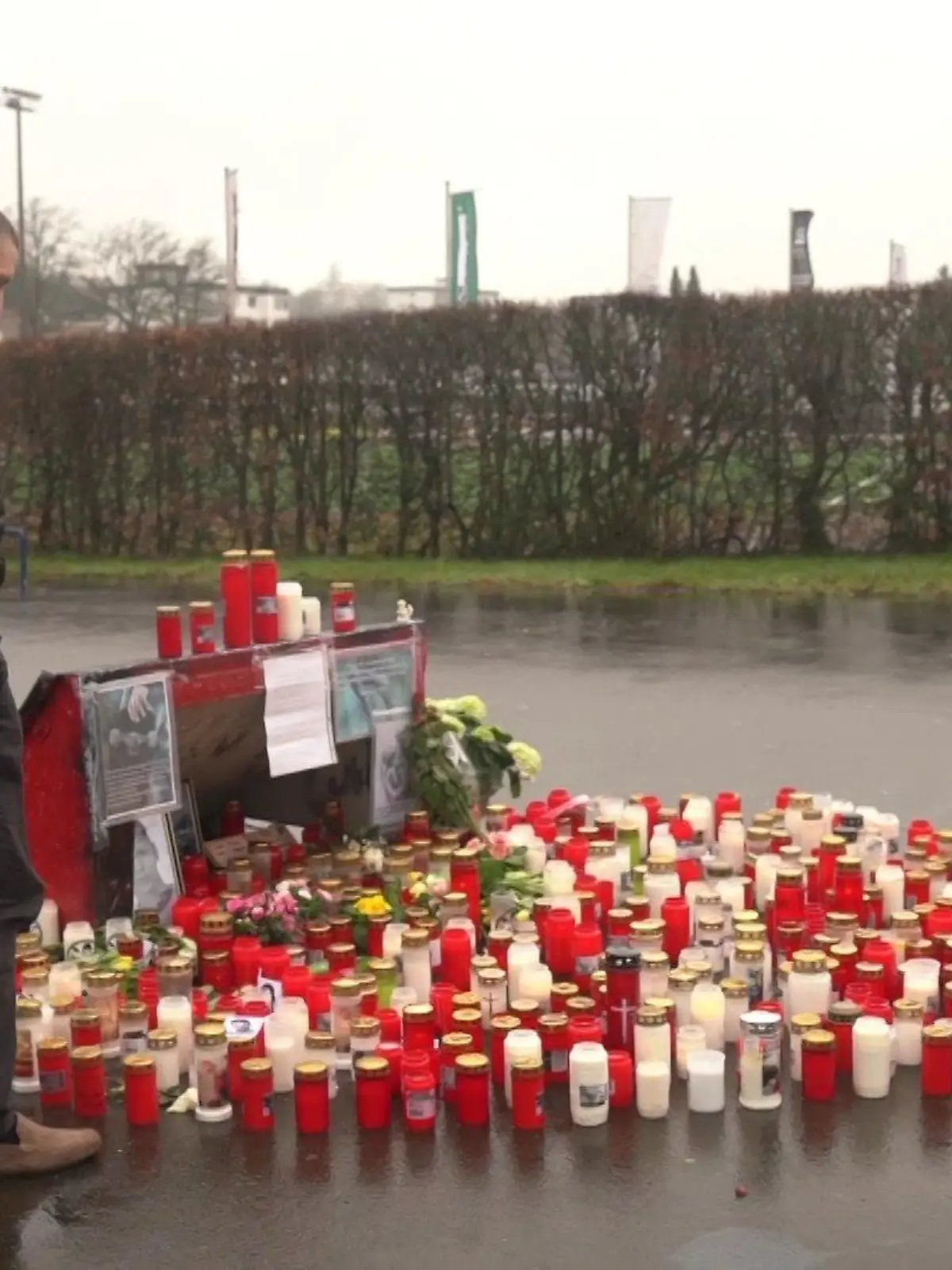 Über 500 Menschen zollen ihre Anteilnahme bei der Trauerfeier für den verstorbenen Filipp in Meinerzhagen.