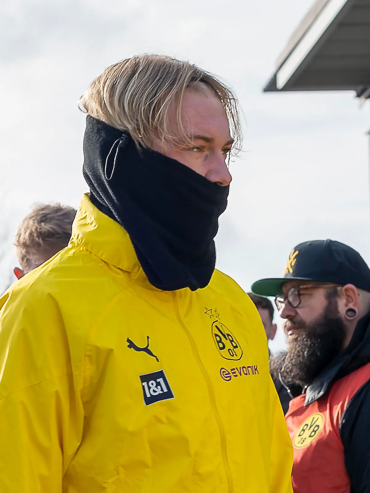 Dick eingepackt erscheint Julian Brandt (Borussia Dortmund 09, #19) zum Training. Fussball: 1. Bundesliga, Saison 2023/2024, oeffentliches Training, Borussia Dortmund am 13.02.2024 im Jugendstadion in Dortmund. Foto: Kirchner-Media/TH