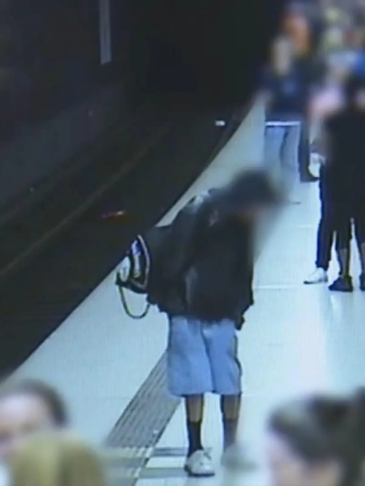 Er ist der Held des Tages! Als in der Hamburger S-Bahn-Station Reeperbahn plötzlich ein Mann auf die Gleise stürzt, zögert der 18-jährige Shiwam nicht lange und springt hinterher - und wird zum Helden. Wie dramatisch dieser Moment war, zeigen Aufnahmen einer Überwachungskamera.