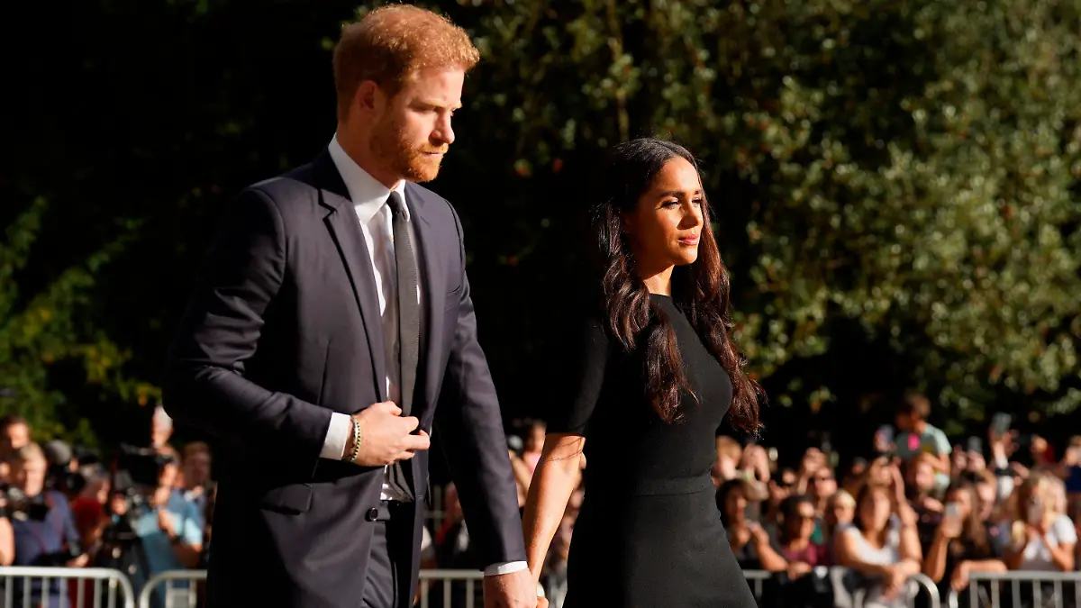 ARCHIV - 10.09.2022, Großbritannien, Windsor: Der britische Prinz Harry, Herzog von Sussex, und seine Frau Meghan, Herzogin von Sussex, treffen nach dem Tod der britischen Königin Elizabeth II. auf Schloss Windsor mit der Öffentlichkeit zusammen. (zu dpa: «Giftpfeile fliegen über den Ozean - Breitseite gegen Harry und Meghan») Foto: Kirsty O'connor/Pool PA/AP/dpa +++ dpa-Bildfunk +++