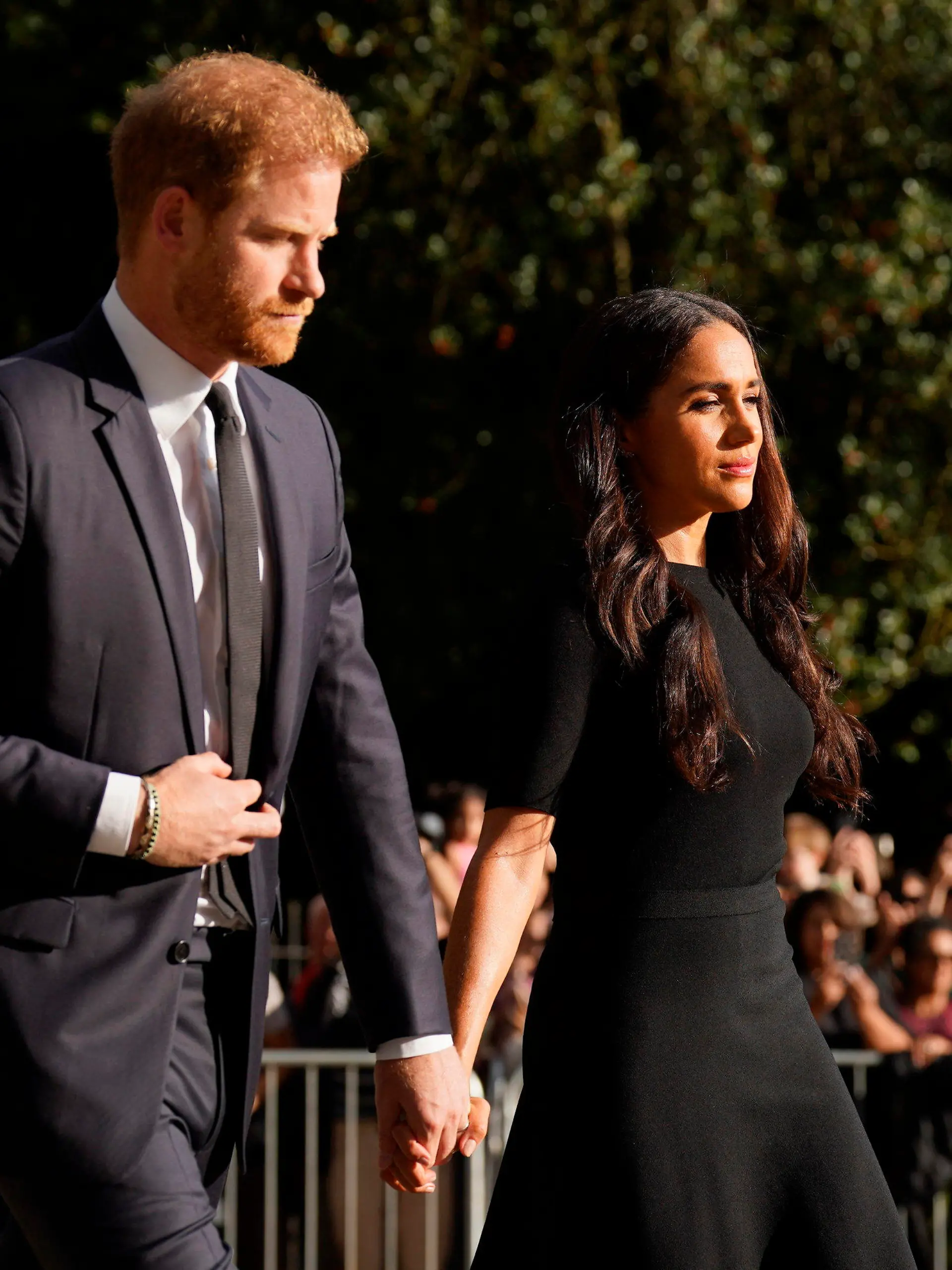ARCHIV - 10.09.2022, Großbritannien, Windsor: Der britische Prinz Harry, Herzog von Sussex, und seine Frau Meghan, Herzogin von Sussex, treffen nach dem Tod der britischen Königin Elizabeth II. auf Schloss Windsor mit der Öffentlichkeit zusammen. (zu dpa: «Giftpfeile fliegen über den Ozean - Breitseite gegen Harry und Meghan») Foto: Kirsty O'connor/Pool PA/AP/dpa +++ dpa-Bildfunk +++