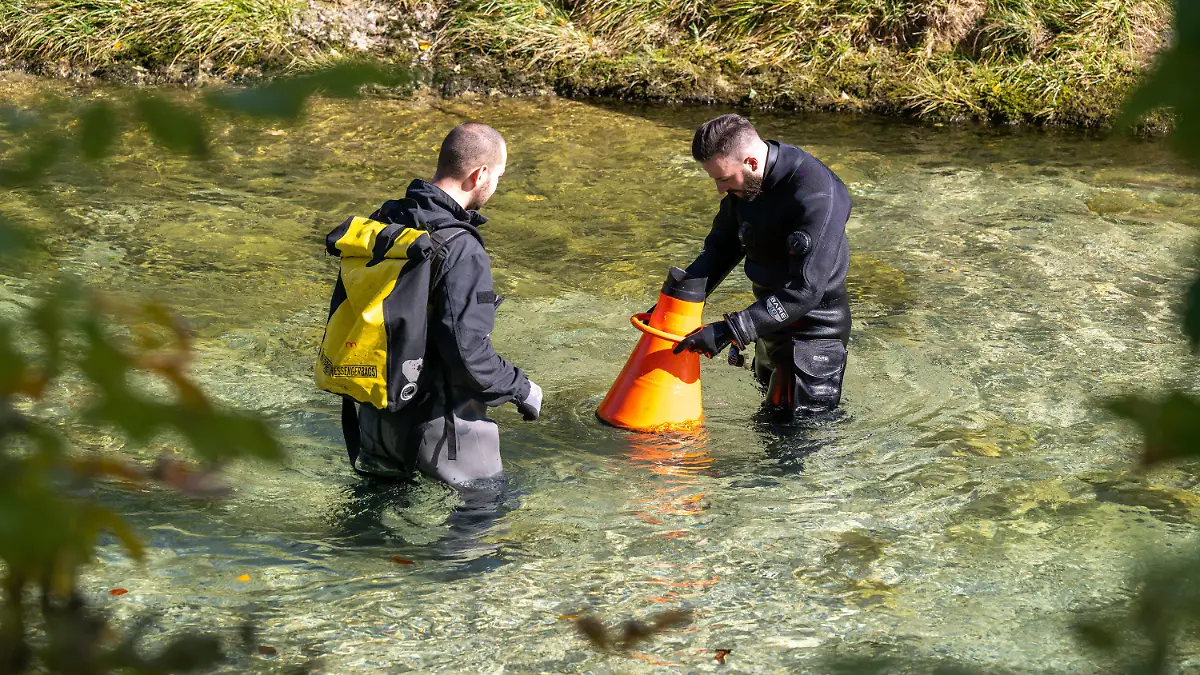 06.10.2022, Bayern, Aschau Im Chiemgau: Nach dem Tod einer jungen Frau suchen Polizeitaucher in der Ortschaft das Flussbett der Prien nach Spuren ab. Foto: Peter Kneffel/dpa +++ dpa-Bildfunk +++