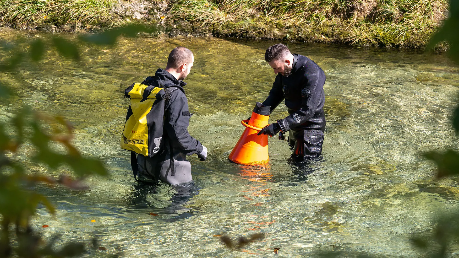 06.10.2022, Bayern, Aschau Im Chiemgau: Nach dem Tod einer jungen Frau suchen Polizeitaucher in der Ortschaft das Flussbett der Prien nach Spuren ab. Foto: Peter Kneffel/dpa +++ dpa-Bildfunk +++