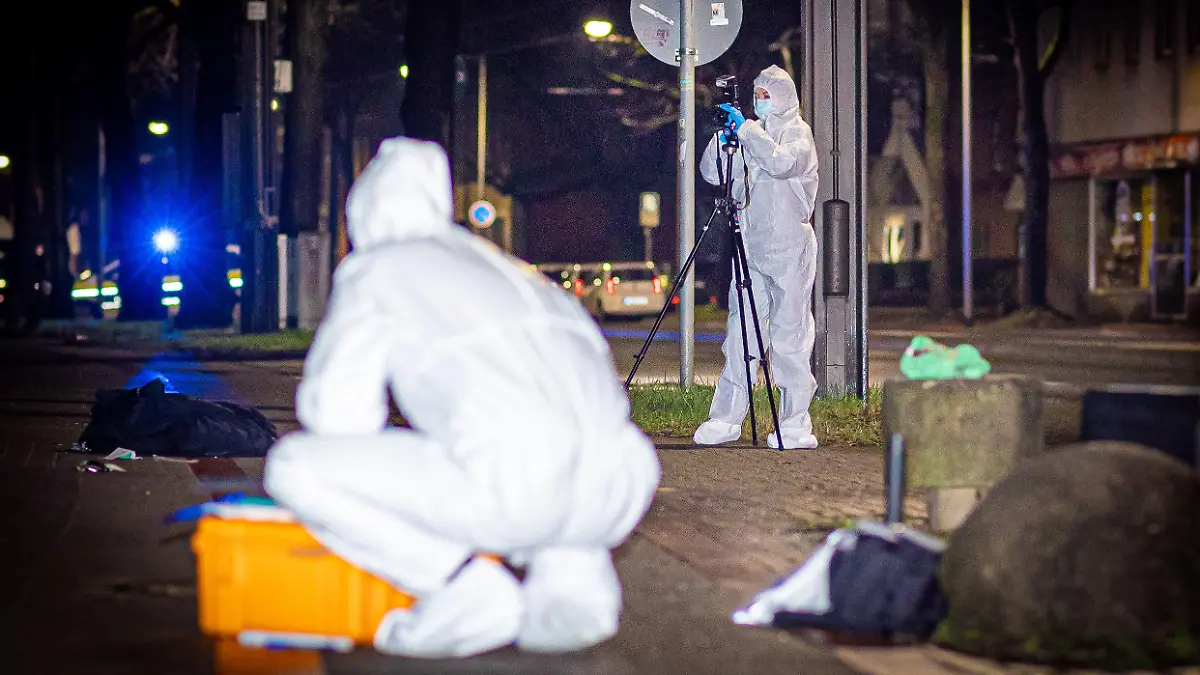 15.02.2024, Niedersachsen, Hannover: Mitarbeiter des Kriminaldauerdienst (KDD) der Polizei Hannover sichern auf einem Gehweg im Stadtteil Döhren Spuren nach einer Auseinandersetzung mit einem schwer verletzten Mann. Ersten Erkenntnissen zufolge soll ein 23-Jähriger mit einem Messer mehrfach auf das Opfer eingestochen haben, wie ein Sprecher der Polizei am Morgen mitteilte. Foto: Moritz Frankenberg/dpa +++ dpa-Bildfunk +++