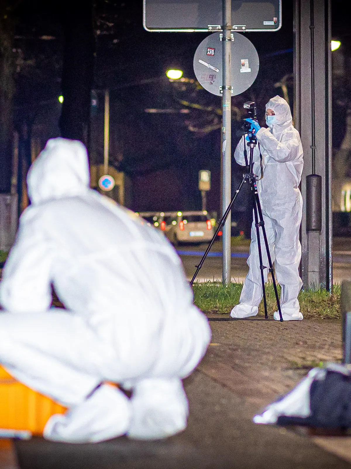15.02.2024, Niedersachsen, Hannover: Mitarbeiter des Kriminaldauerdienst (KDD) der Polizei Hannover sichern auf einem Gehweg im Stadtteil Döhren Spuren nach einer Auseinandersetzung mit einem schwer verletzten Mann. Ersten Erkenntnissen zufolge soll ein 23-Jähriger mit einem Messer mehrfach auf das Opfer eingestochen haben, wie ein Sprecher der Polizei am Morgen mitteilte. Foto: Moritz Frankenberg/dpa +++ dpa-Bildfunk +++