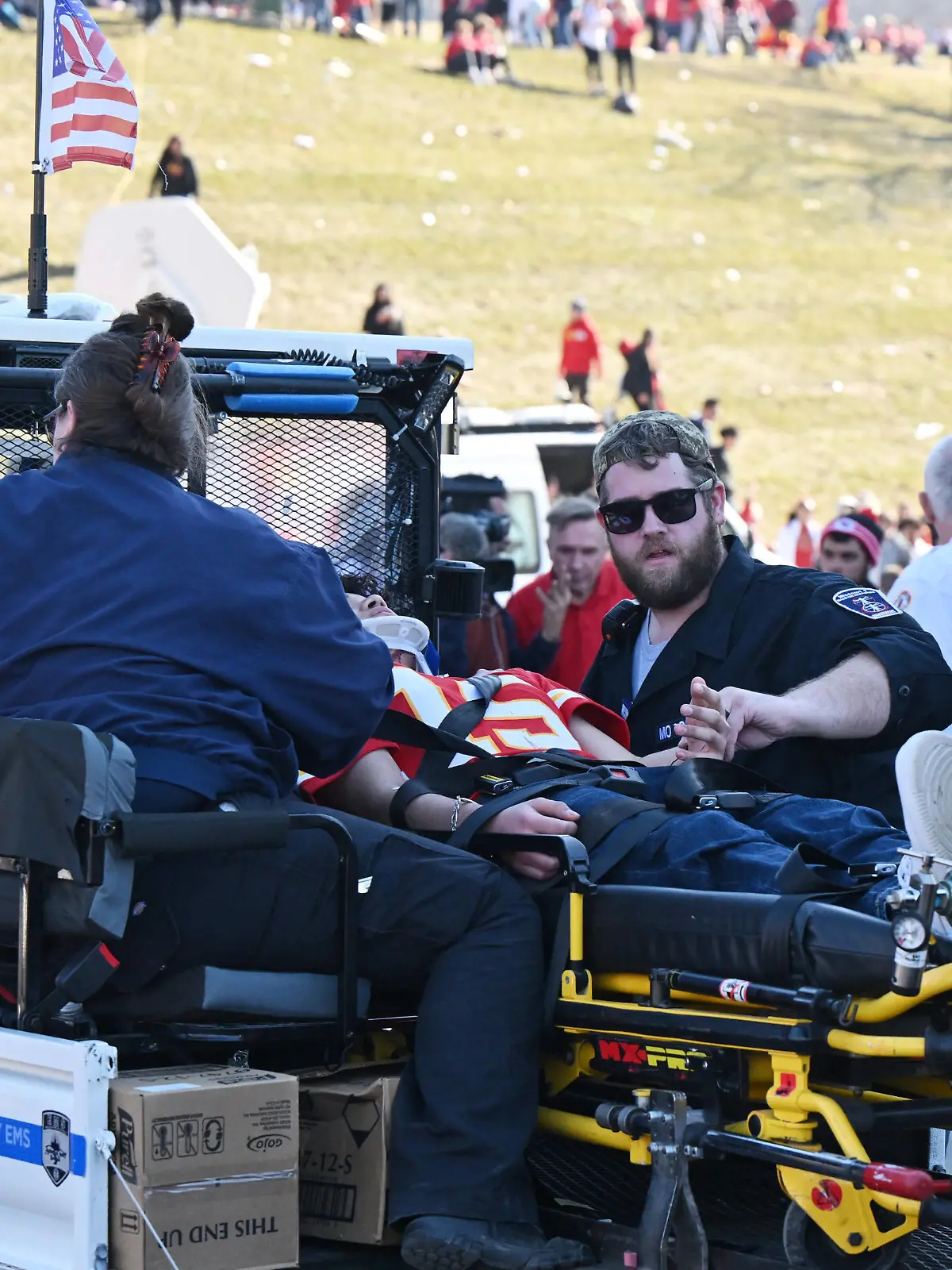 NFL, American Football Herren, USA Super Bowl LVIII-Kansas City Chiefs Celebration Feb 14, 2024 Kansas City, MO, USA Fans receive medical assistance after shots were fired after the celebration of the Kansas City Chiefs winning Super Bowl LVIII. Kansas City MO USA, EDITORIAL USE ONLY PUBLICATIONxINxGERxSUIxAUTxONLY Copyright: xDavidxRaineyx 20240214_lbm_cq8_105
