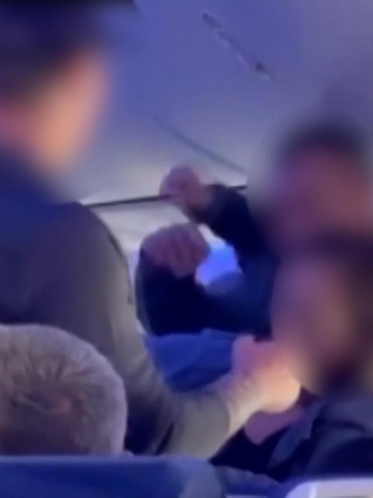Dieser Streit in einem Flugzeug endet in einer Boxerei. Ein Mann schlägt immer wieder zu und trifft einen anderen Fluggast, der betrunken gewesen sein soll. Zuvor soll dieser die Ehefrau des Boxers belästigt haben. Der Flug von Oakland nach Kauai kann trotzdem planmäßig landen, die zwei Streithähne werden wenig später festgenommen.