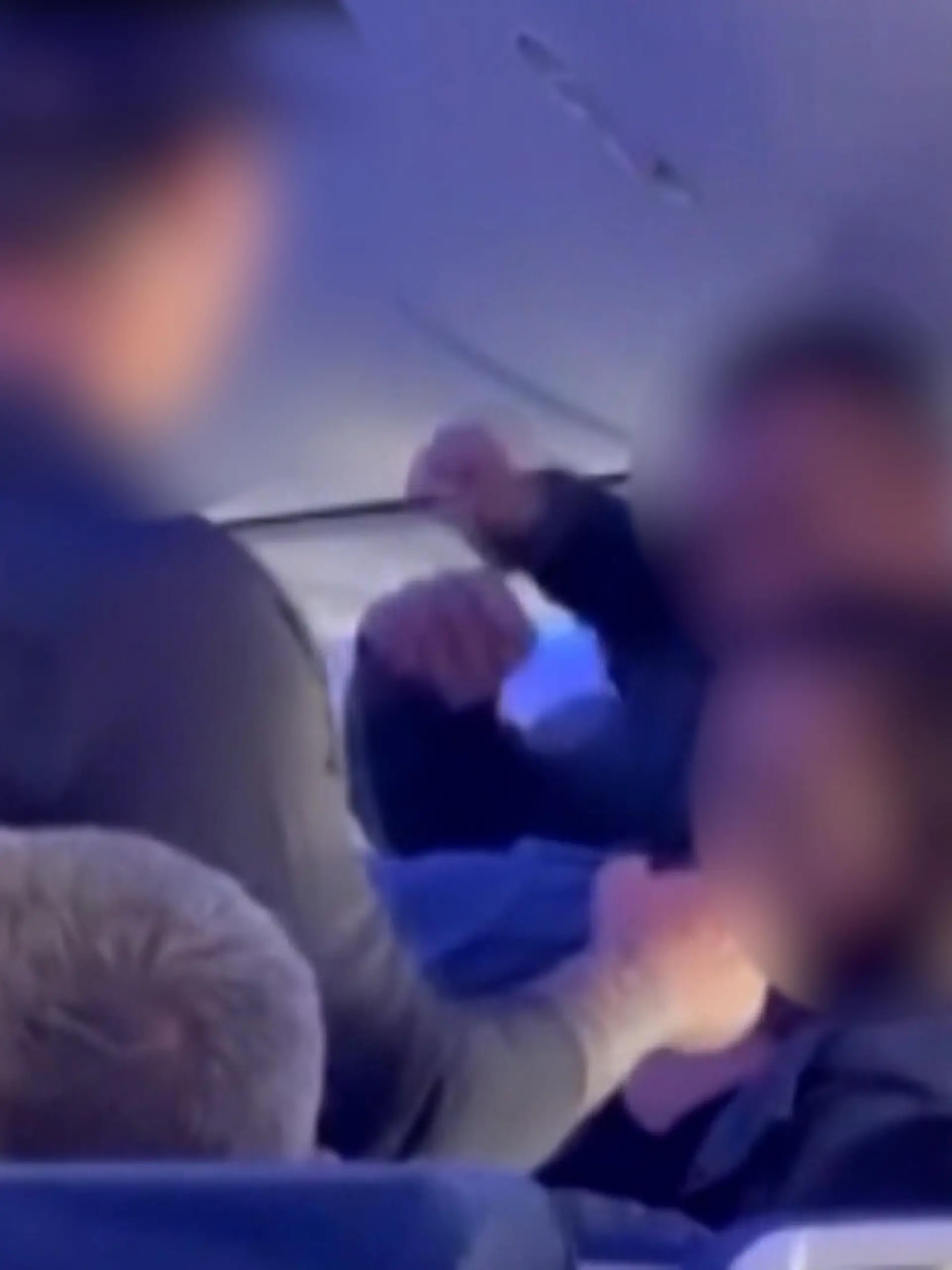 Dieser Streit in einem Flugzeug endet in einer Boxerei. Ein Mann schlägt immer wieder zu und trifft einen anderen Fluggast, der betrunken gewesen sein soll. Zuvor soll dieser die Ehefrau des Boxers belästigt haben. Der Flug von Oakland nach Kauai kann trotzdem planmäßig landen, die zwei Streithähne werden wenig später festgenommen.