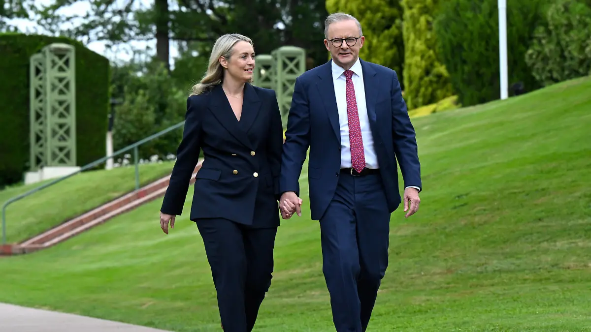 ANTHONY ALBANESE JODIE HAYDON ENGAGEMENT, Australian Prime Minister Anthony Albanese and Partner Jodie Haydon pose for photographs after announcing their engagement at the Lodge in Canberra, Thursday, February 15, 2024. ACHTUNG: NUR REDAKTIONELLE NUTZUNG, KEINE ARCHIVIERUNG UND KEINE BUCHNUTZUNG CANBERRA ACT AUSTRALIA PUBLICATIONxNOTxINxAUSxNZLxPNGxFIJxVANxSOLxTGA Copyright: xLUKASxCOCHx 20240215001902829735