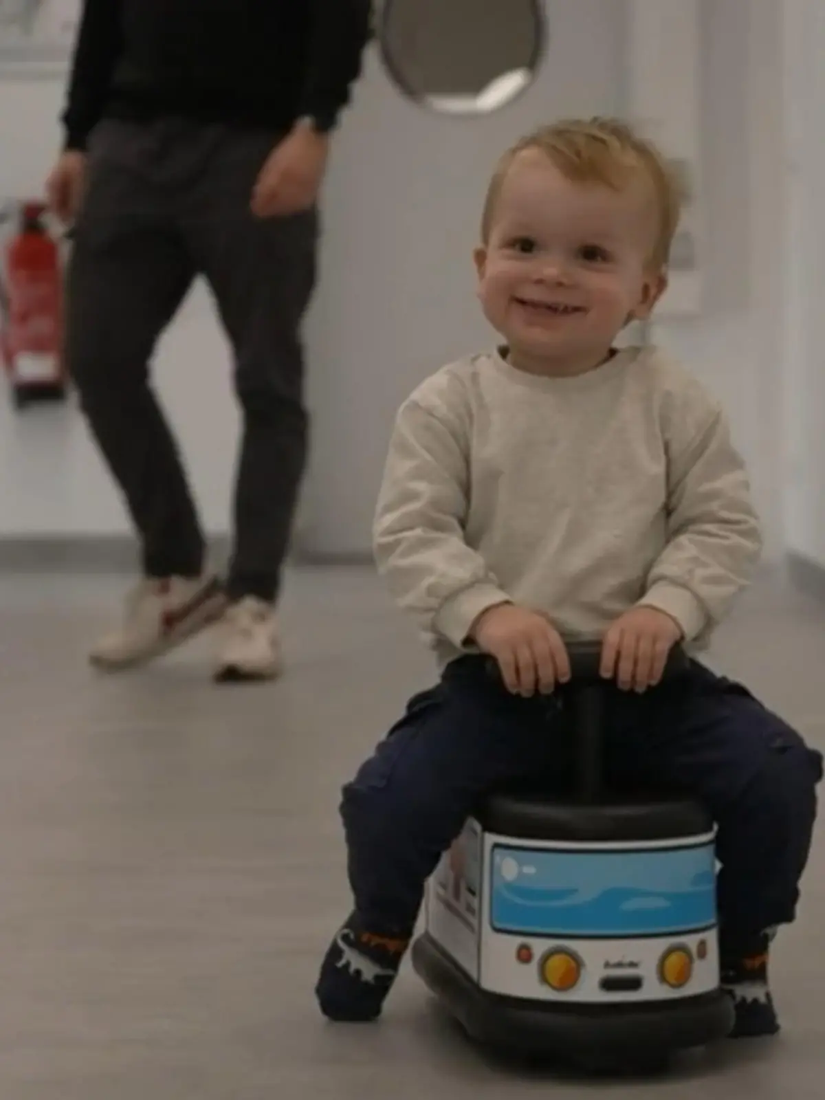 Mit gerade einmal zwei Jahren hat der kleine Arian bereits zahlreiche Narkosen über sich ergehen lassen müssen. Der Grund: Mit nur 10 Wochen wurde bei ihm Augenkrebs (Retinoblastom) diagnostiziert. Das linke Auge musste bereits entfernt werden. Auch das rechte Auge ist vom aggressiven Krebs betroffen, es muss regelmäßig untersucht werden. Kann Arians Augenlicht gerettet werden?