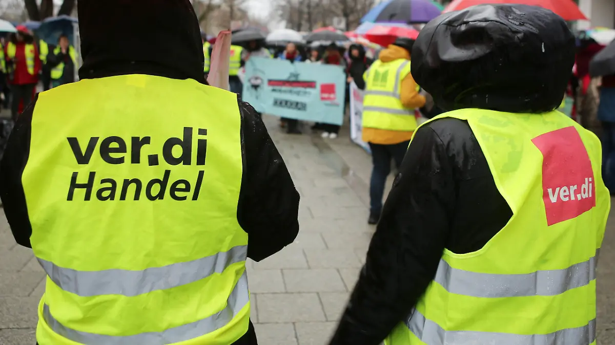 ARCHIV - 23.12.2023, Niedersachsen, Hannover: Teilnehmer einer Verdi-Kundgebung tragen gelbe Westen mit der ver.di Aufschrift. Im festgefahrenen Tarifstreit des Einzelhandels hatte die Gewerkschaft Verdi Beschäftigte bundesweit zu Warnstreiks aufgerufen. (zu dpa: «Verdi ruft bundesweit zu Warnstreiks im Handel auf») Foto: Stefan Rampfel/dpa +++ dpa-Bildfunk +++