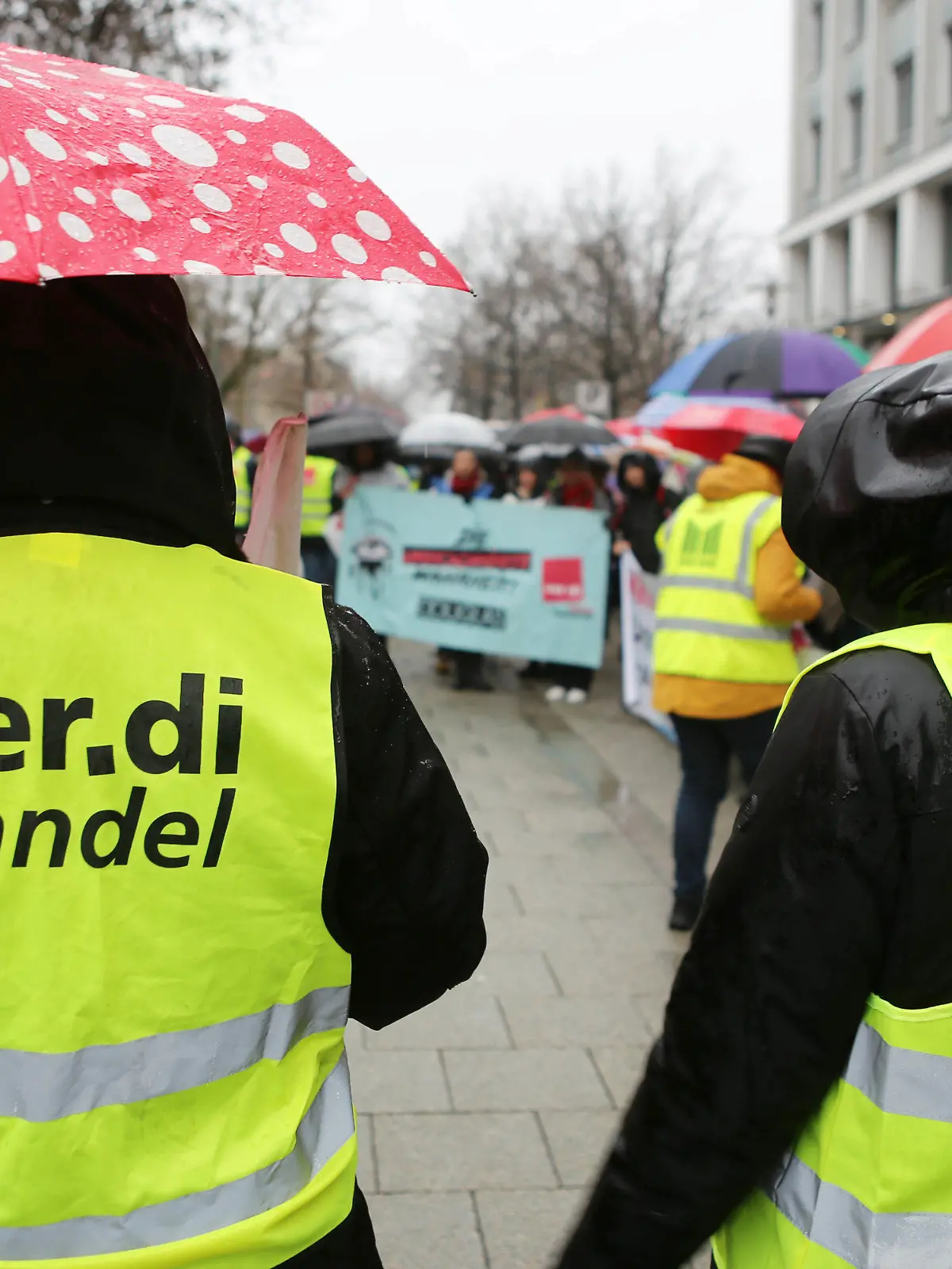 ARCHIV - 23.12.2023, Niedersachsen, Hannover: Teilnehmer einer Verdi-Kundgebung tragen gelbe Westen mit der ver.di Aufschrift. Im festgefahrenen Tarifstreit des Einzelhandels hatte die Gewerkschaft Verdi Beschäftigte bundesweit zu Warnstreiks aufgerufen. (zu dpa: «Verdi ruft bundesweit zu Warnstreiks im Handel auf») Foto: Stefan Rampfel/dpa +++ dpa-Bildfunk +++